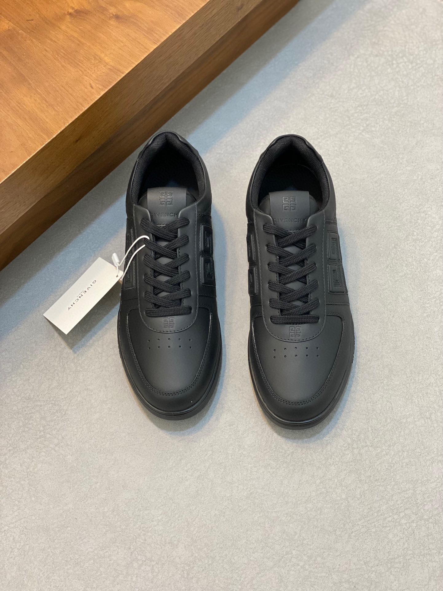P840 Givenchy黑色原版水染牛皮内里 奢侈用料（凸显高端·贵气·档次）做工考究鞋底：原厂特供原版大底实物拍摄
码数：39-44（38 45可定做）-高仿包包