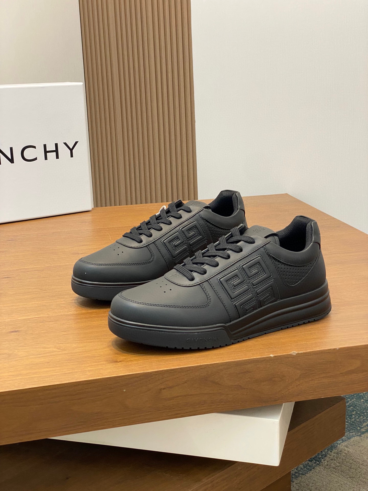 图片[3]-P840 Givenchy黑色原版水染牛皮内里 奢侈用料（凸显高端·贵气·档次）做工考究鞋底：原厂特供原版大底实物拍摄
码数：39-44（38 45可定做）-高仿包包