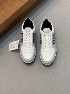 P840 Givenchy灰色原版水染牛皮内里 奢侈用料（凸显高端·贵气·档次）做工考究鞋底：原厂特供原版大底实物拍摄
码数：39-44（38 45可定做）-高仿包包