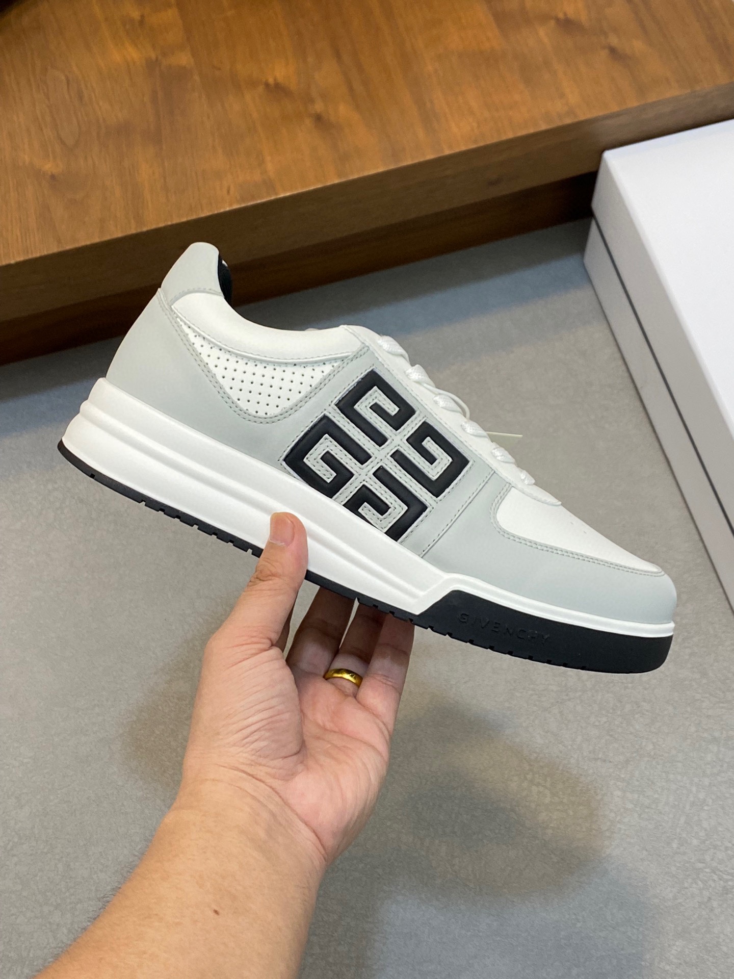 图片[4]-P840 Givenchy灰色原版水染牛皮内里 奢侈用料（凸显高端·贵气·档次）做工考究鞋底：原厂特供原版大底实物拍摄
码数：39-44（38 45可定做）-高仿包包