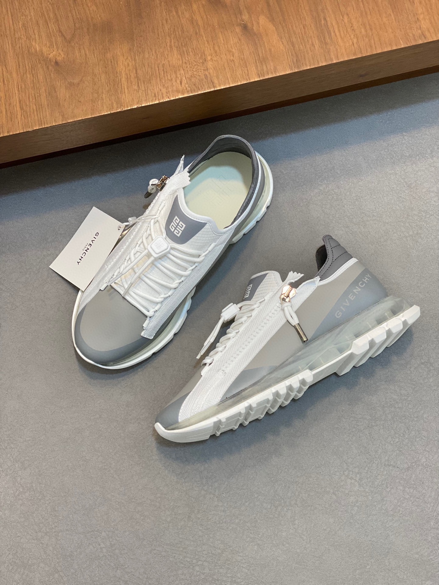 Givenchy Spectre low-top jogging air cushion sneakers with 4G logo zipper on the side with matching colorway webbing accents feature fabric and metal zipper head tech laces with 4G logo drawstring GIVENCHY logo print on the side Lightweight tech air cushion sole is very comfortable on the feet!P860 Size: 39-44 (38 45 fixed)