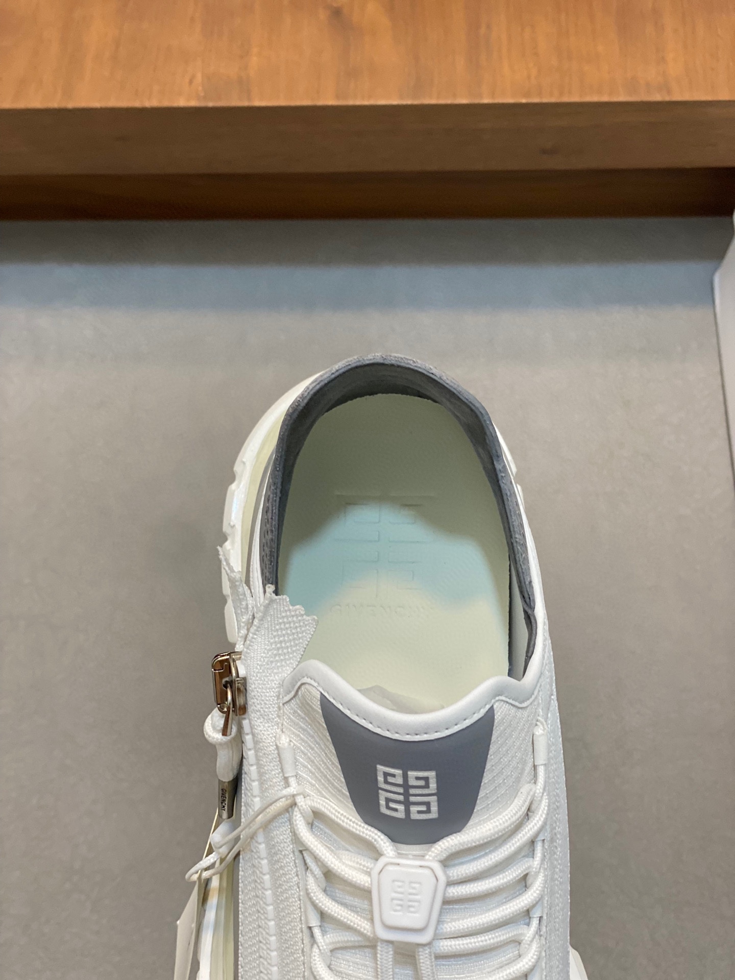 Givenchy Spectre low-top jogging air cushion sneakers with 4G logo zipper on the side with matching colorway webbing accents feature fabric and metal zipper head tech laces with 4G logo drawstring GIVENCHY logo print on the side Lightweight tech air cushion sole is very comfortable on the feet!P860 Size: 39-44 (38 45 fixed)