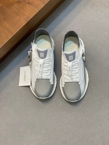 Givenchy Spectre low-top jogging air cushion sneakers with 4G logo zipper on the side with matching colorway webbing accents feature fabric and metal zipper head tech laces with 4G logo drawstring GIVENCHY logo print on the side Lightweight tech air cushion sole is very comfortable on the feet!P860 Size: 39-44 (38 45 fixed)