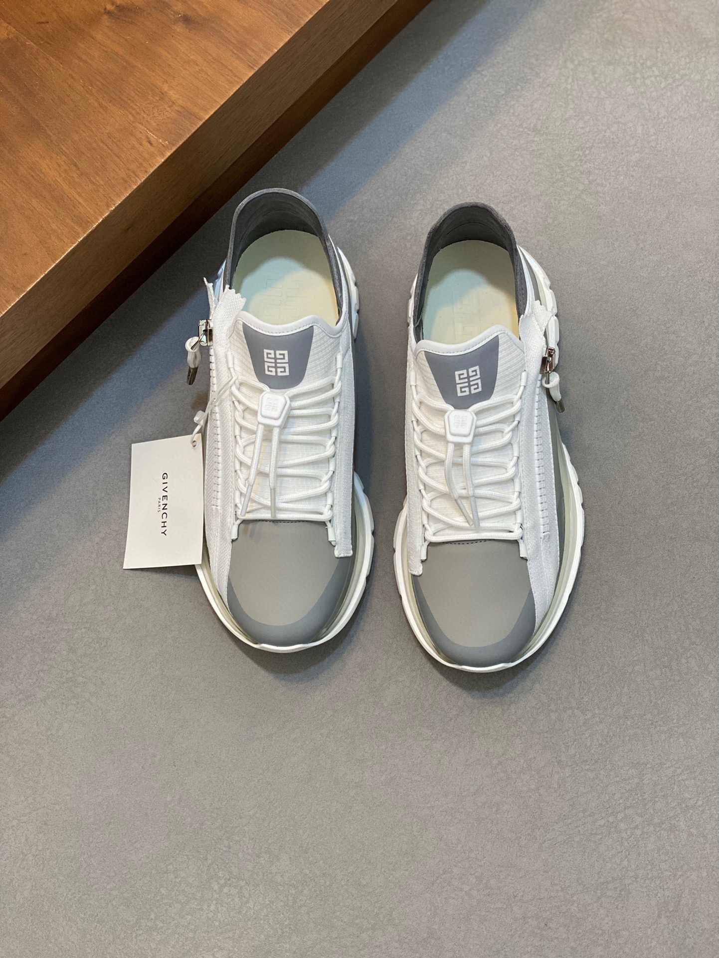 Givenchy Spectre low-top jogging air cushion sneakers with 4G logo zipper on the side with matching colorway webbing accents feature fabric and metal zipper head tech laces with 4G logo drawstring GIVENCHY logo print on the side Lightweight tech air cushion sole is very comfortable on the feet!P860 Size: 39-44 (38 45 fixed)
