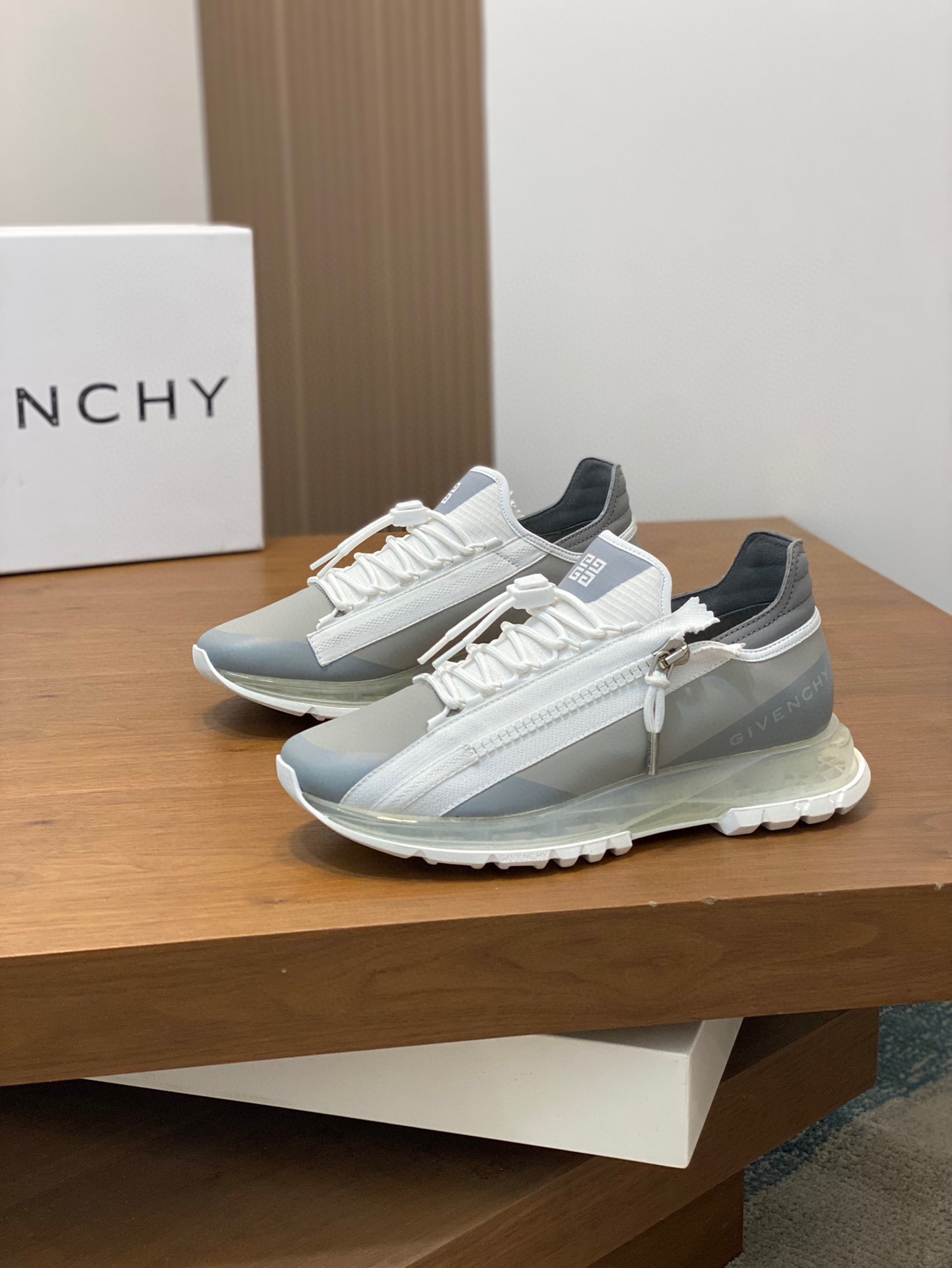 Givenchy Spectre low-top jogging air cushion sneakers with 4G logo zipper on the side with matching colorway webbing accents feature fabric and metal zipper head tech laces with 4G logo drawstring GIVENCHY logo print on the side Lightweight tech air cushion sole is very comfortable on the feet!P860 Size: 39-44 (38 45 fixed)