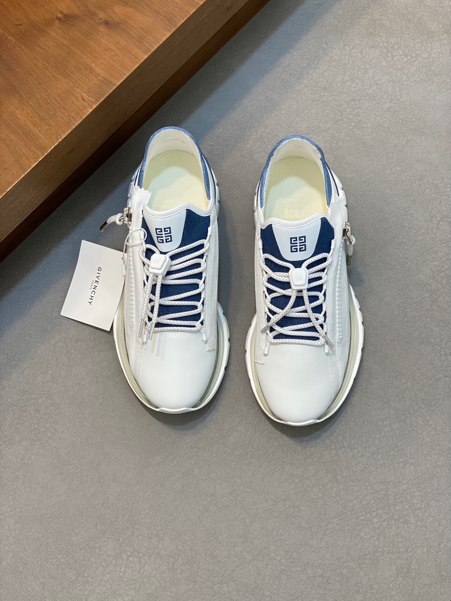 Givenchy Spectre low-top jogging air cushion sneakers with 4G logo zipper on the side with matching colorway webbing accents feature fabric and metal zipper head tech laces with 4G logo drawstring GIVENCHY logo print on the side Lightweight tech air cushion sole is very comfortable on the feet!P860 Size: 39-44 (38 45 fixed)