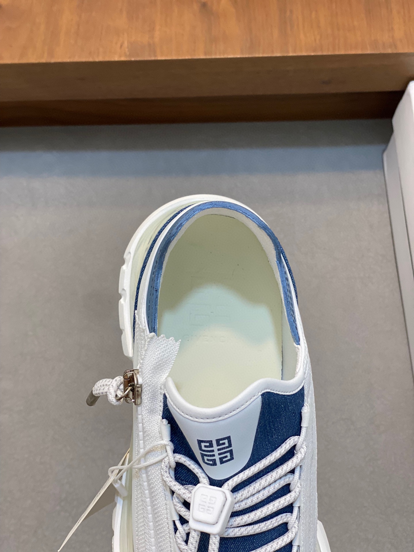 Givenchy Spectre low-top jogging air cushion sneakers with 4G logo zipper on the side with matching colorway webbing accents feature fabric and metal zipper head tech laces with 4G logo drawstring GIVENCHY logo print on the side Lightweight tech air cushion sole is very comfortable on the feet!P860 Size: 39-44 (38 45 fixed)