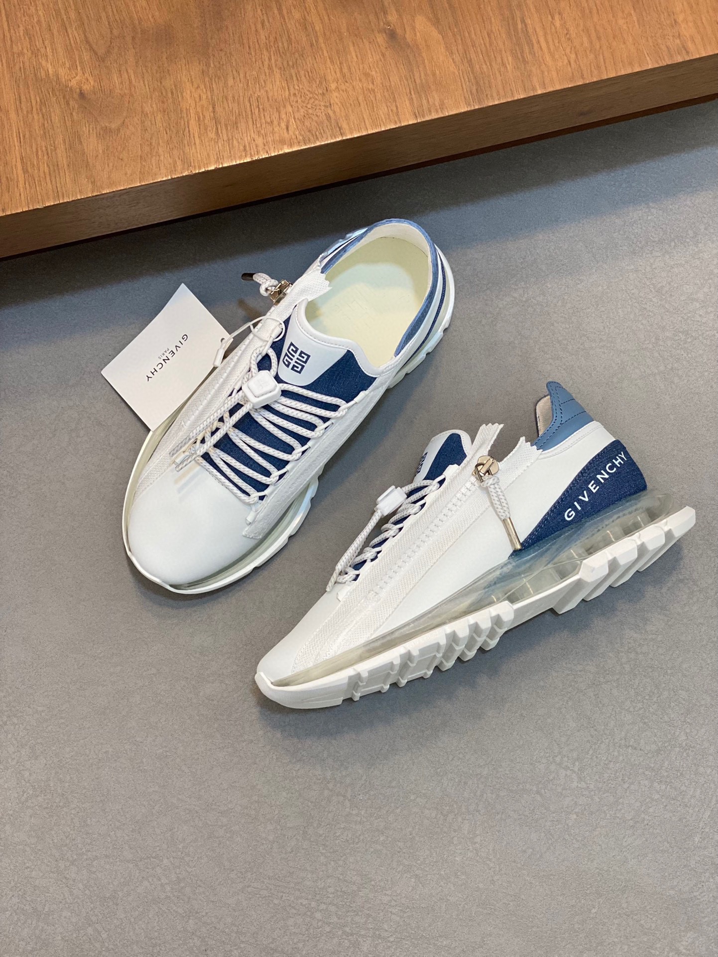 Givenchy Spectre low-top jogging air cushion sneakers with 4G logo zipper on the side with matching colorway webbing accents feature fabric and metal zipper head tech laces with 4G logo drawstring GIVENCHY logo print on the side Lightweight tech air cushion sole is very comfortable on the feet!P860 Size: 39-44 (38 45 fixed)