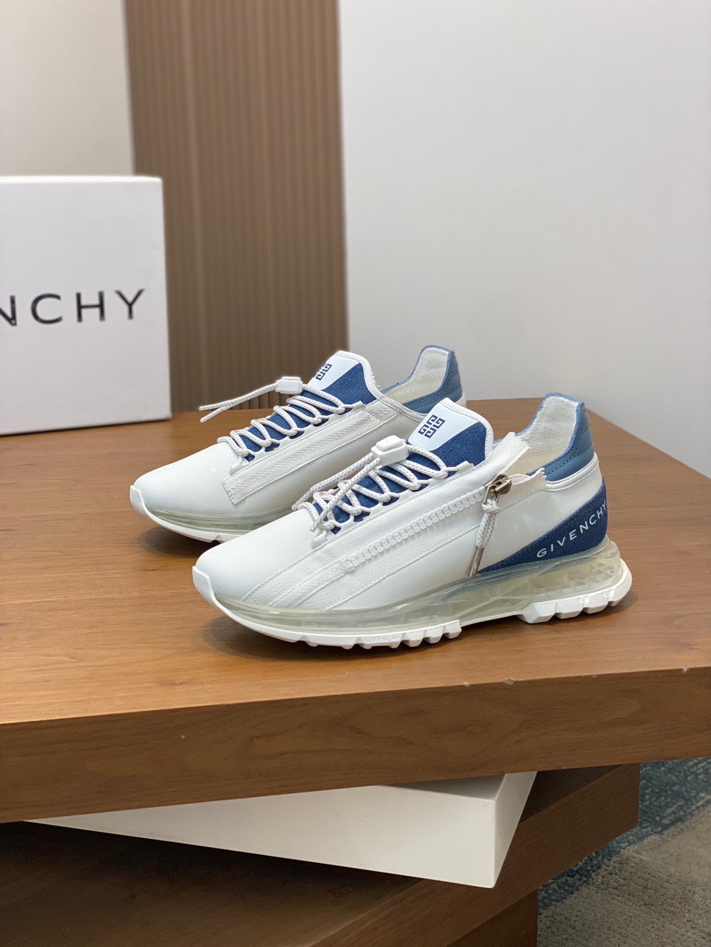 Givenchy Spectre low-top jogging air cushion sneakers with 4G logo zipper on the side with matching colorway webbing accents feature fabric and metal zipper head tech laces with 4G logo drawstring GIVENCHY logo print on the side Lightweight tech air cushion sole is very comfortable on the feet!P860 Size: 39-44 (38 45 fixed)