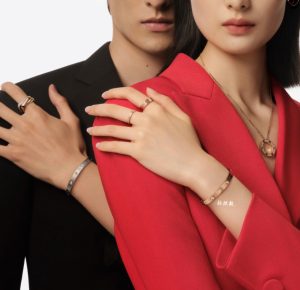 亚金材质 16-17码p52018-19码280卡地亚宽版四钻LOVE拉丝手镯专柜价65800 卡地亚中国线独家首发主推 好精致的说 妹子的福利啊~-高仿包包