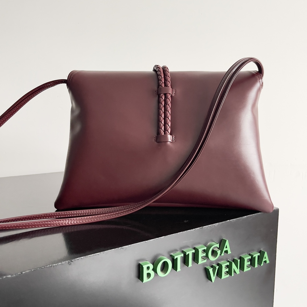 Inspiration from 1970 Bottega Veneta Women's logo shoulder bag smooth leather surface to bring a clean sense of handsomeness like the workplace women's sharp and tough front buckle high-quality hardware pendant bag body overall retro elegance excellent leather feel soft Baodiejia this series can be described as a full staff of beautiful weakened wear on the complexity do not scramble to grab the best quality interpretation of itself!Model No.: 806034 (Large)Size: 30*20*8cm