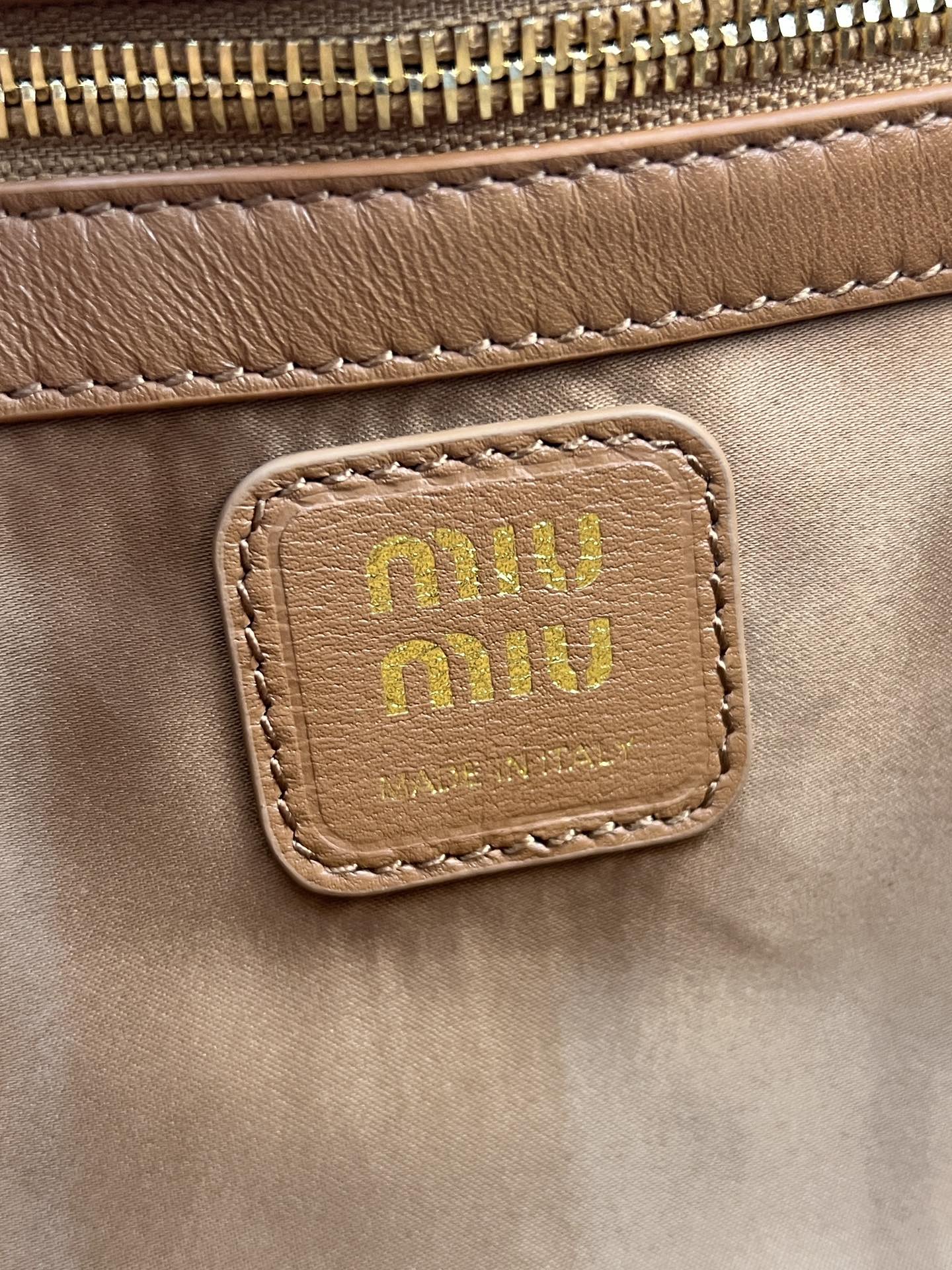 P1760 5BG306 (opposite version of the beveled mouth oiled edge)MIU antique underarm dumpling bag new plant soft sheepskin full of retro nostalgic flavor with steel old metal hardware accessories texture high-grade elegant bag mouth using drawstring drawstring design fine pleated lace three-dimensional and playful high-grade without losing the lazy and casual inside with a new striped canvas lining with a zipper compartment unique design who use who look good Size: 40X 22X10.5 cm