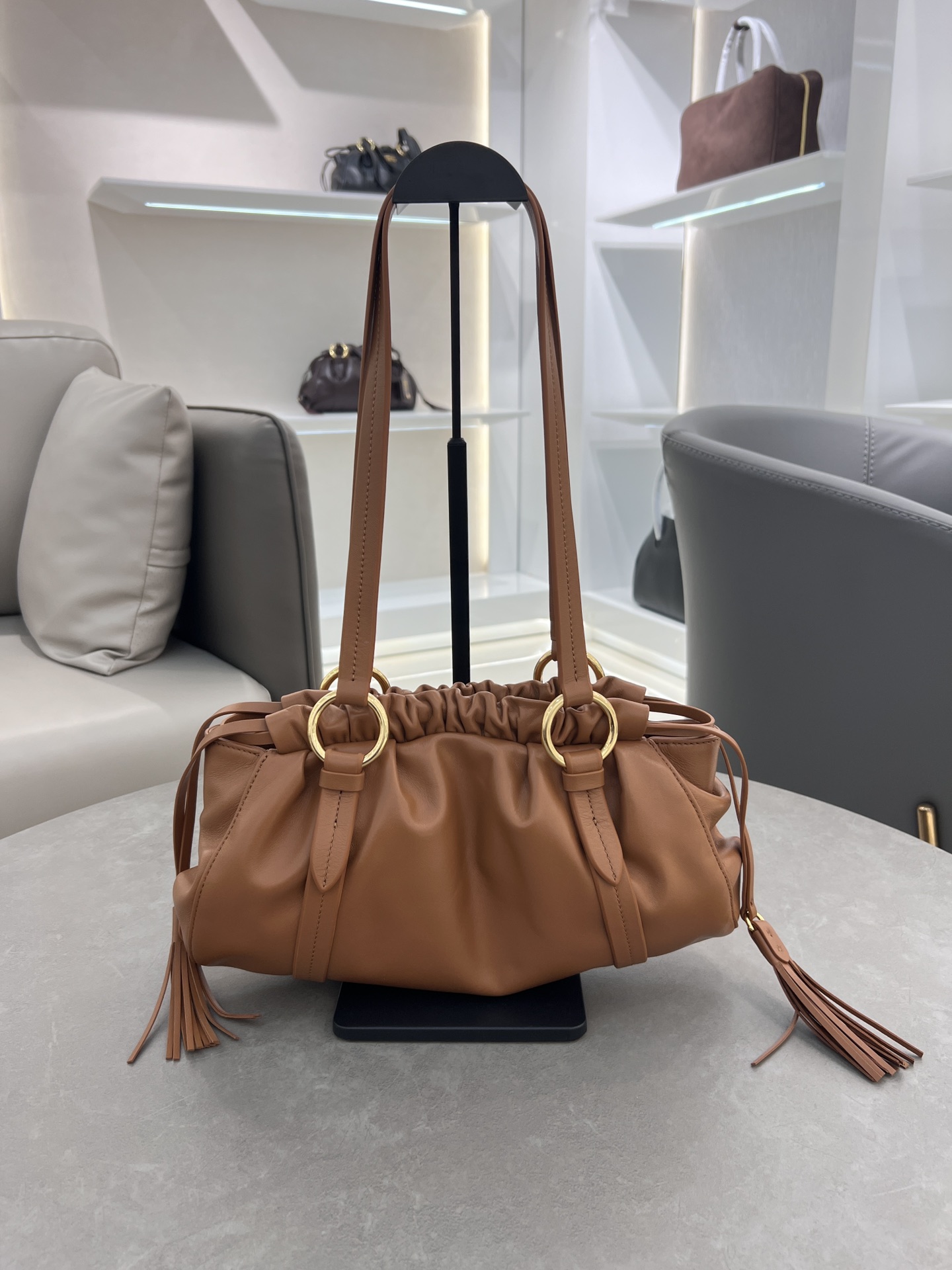 P1760 5BG306 (opposite version of the beveled mouth oiled edge)MIU antique underarm dumpling bag new plant soft sheepskin full of retro nostalgic flavor with steel old metal hardware accessories texture high-grade elegant bag mouth using drawstring drawstring design fine pleated lace three-dimensional and playful high-grade without losing the lazy and casual inside with a new striped canvas lining with a zipper compartment unique design who use who look good Size: 40X 22X10.5 cm