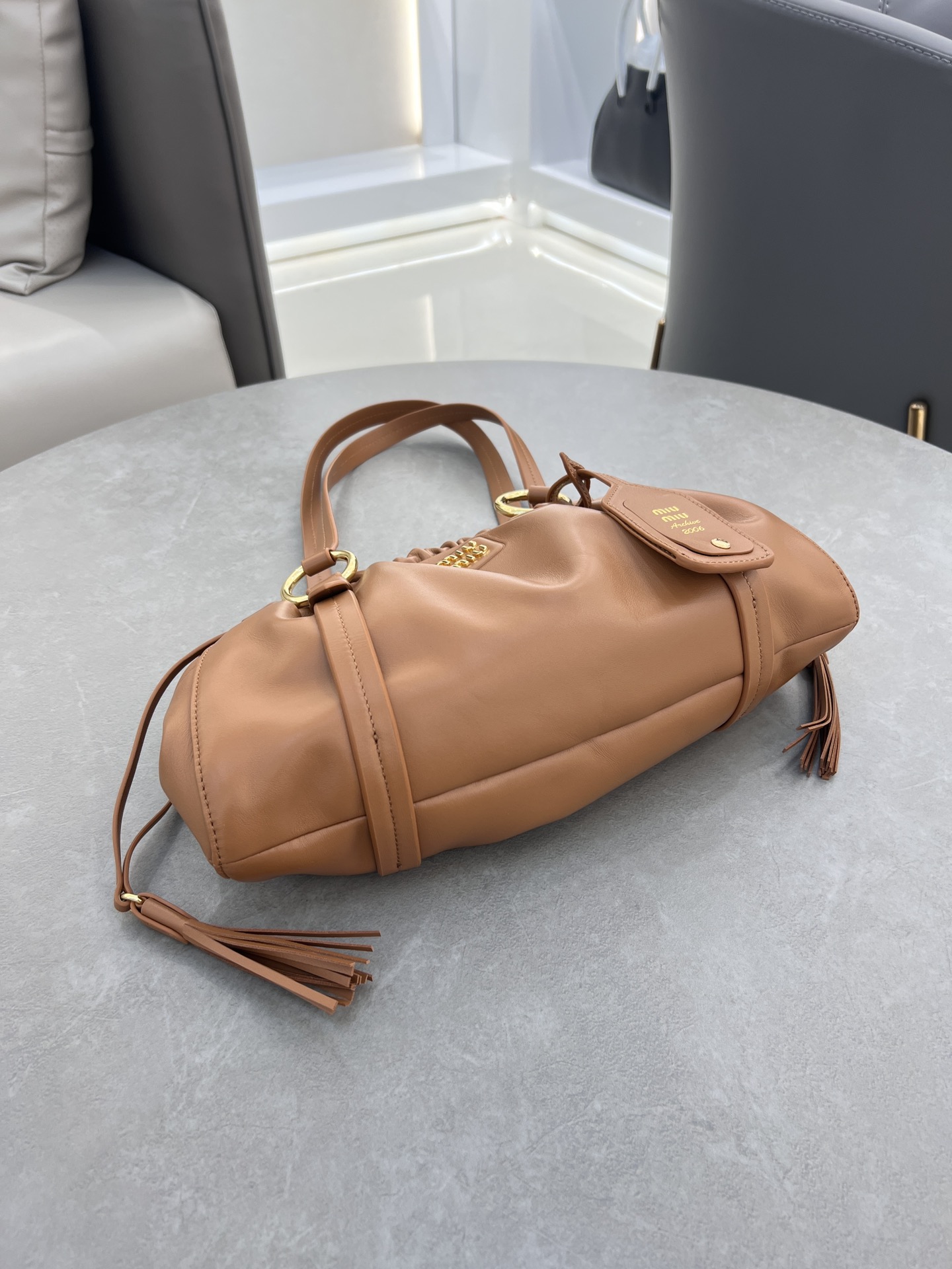 P1760 5BG306 (opposite version of the beveled mouth oiled edge)MIU antique underarm dumpling bag new plant soft sheepskin full of retro nostalgic flavor with steel old metal hardware accessories texture high-grade elegant bag mouth using drawstring drawstring design fine pleated lace three-dimensional and playful high-grade without losing the lazy and casual inside with a new striped canvas lining with a zipper compartment unique design who use who look good Size: 40X 22X10.5 cm