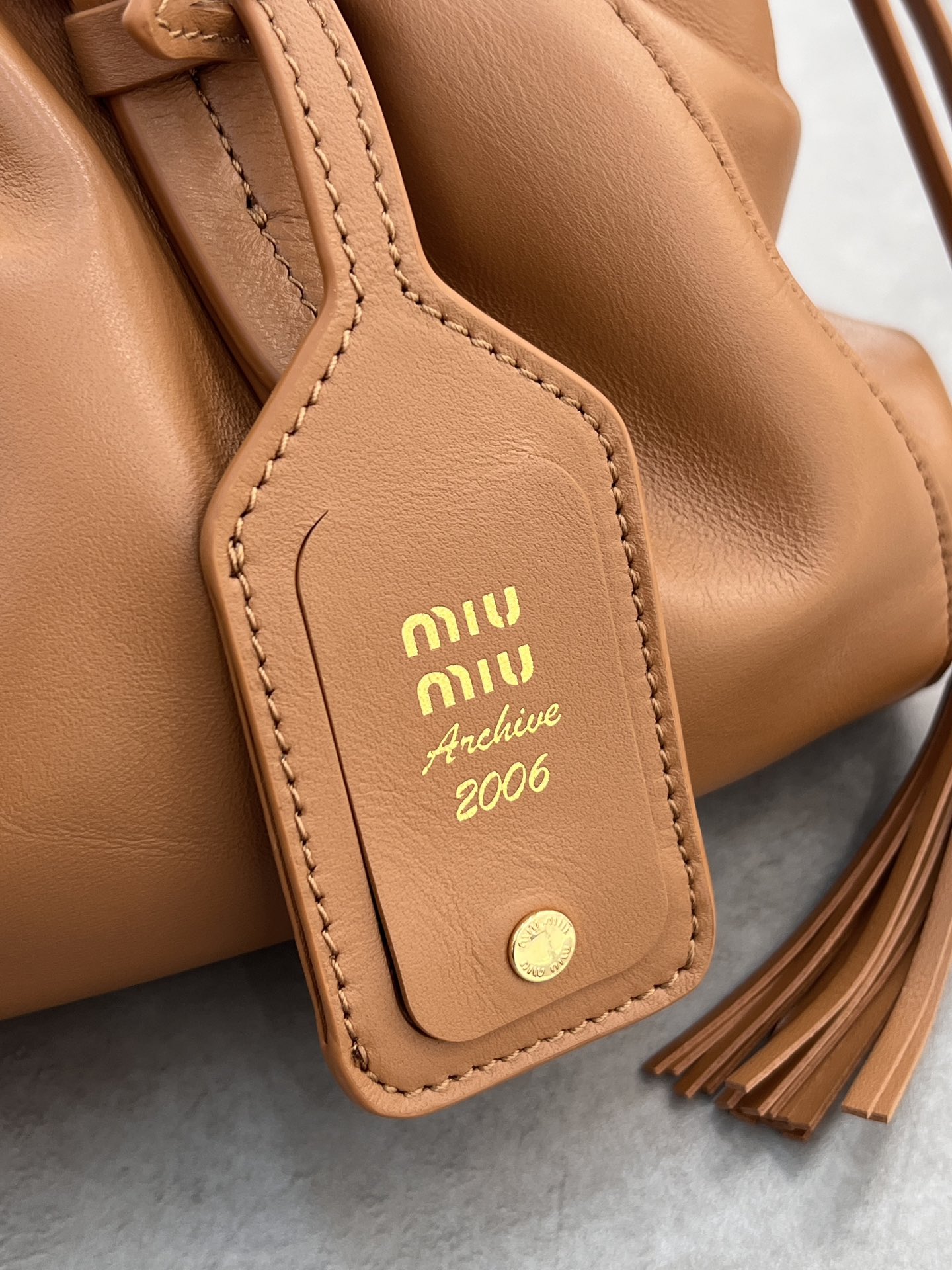P1760 5BG306 (opposite version of the beveled mouth oiled edge)MIU antique underarm dumpling bag new plant soft sheepskin full of retro nostalgic flavor with steel old metal hardware accessories texture high-grade elegant bag mouth using drawstring drawstring design fine pleated lace three-dimensional and playful high-grade without losing the lazy and casual inside with a new striped canvas lining with a zipper compartment unique design who use who look good Size: 40X 22X10.5 cm