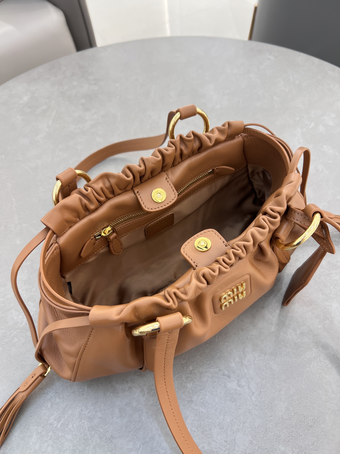 P1760 5BG306 (opposite version of the beveled mouth oiled edge)MIU antique underarm dumpling bag new plant soft sheepskin full of retro nostalgic flavor with steel old metal hardware accessories texture high-grade elegant bag mouth using drawstring drawstring design fine pleated lace three-dimensional and playful high-grade without losing the lazy and casual inside with a new striped canvas lining with a zipper compartment unique design who use who look good Size: 40X 22X10.5 cm
