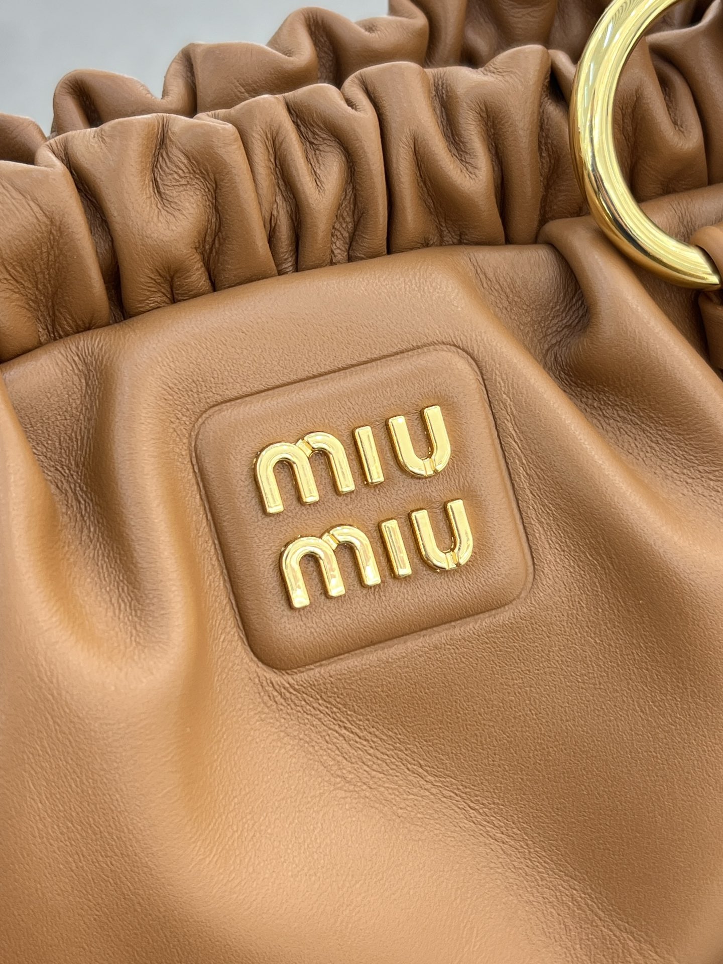 P1760 5BG306 (opposite version of the beveled mouth oiled edge)MIU antique underarm dumpling bag new plant soft sheepskin full of retro nostalgic flavor with steel old metal hardware accessories texture high-grade elegant bag mouth using drawstring drawstring design fine pleated lace three-dimensional and playful high-grade without losing the lazy and casual inside with a new striped canvas lining with a zipper compartment unique design who use who look good Size: 40X 22X10.5 cm