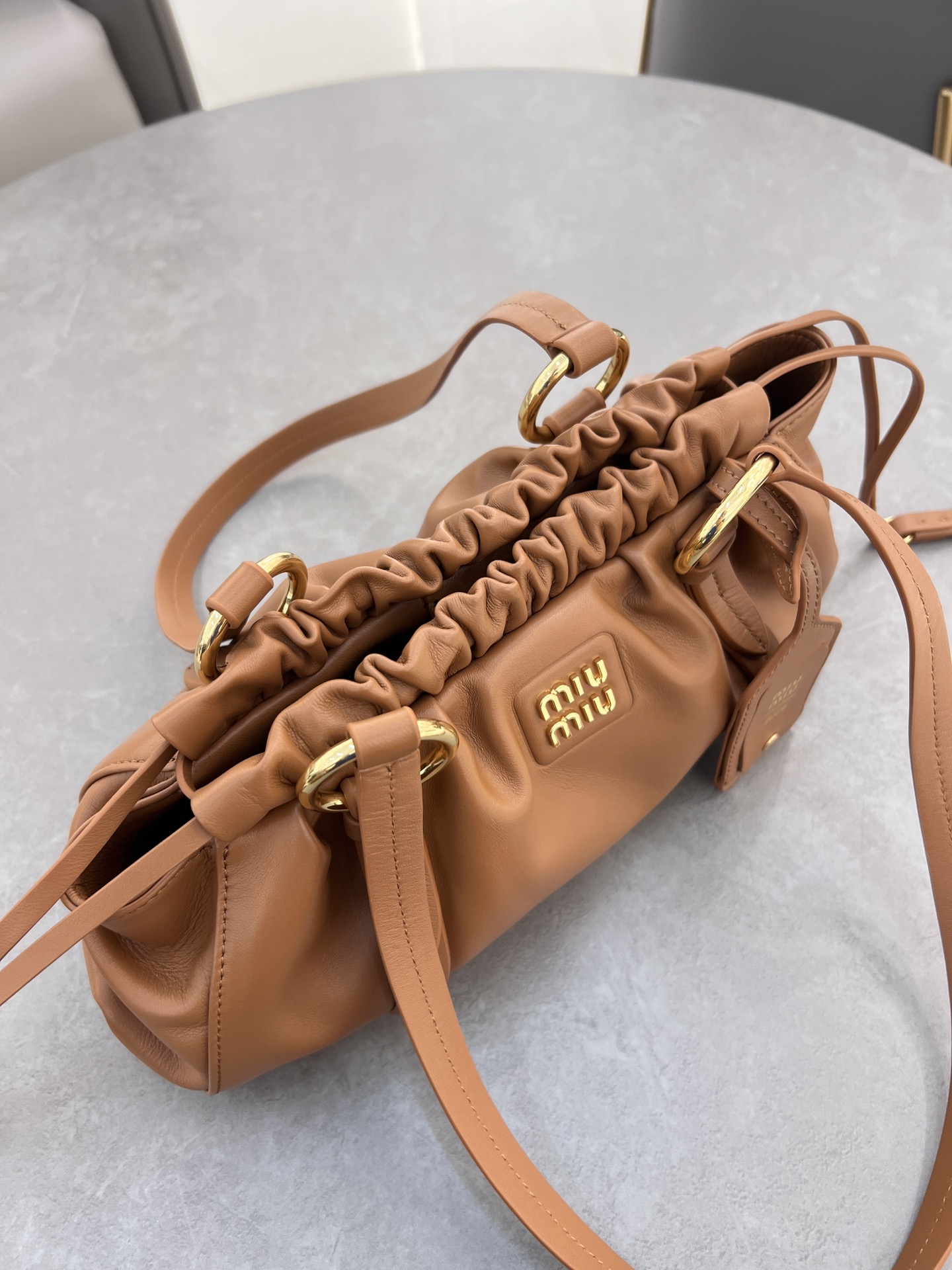 P1760 5BG306 (opposite version of the beveled mouth oiled edge)MIU antique underarm dumpling bag new plant soft sheepskin full of retro nostalgic flavor with steel old metal hardware accessories texture high-grade elegant bag mouth using drawstring drawstring design fine pleated lace three-dimensional and playful high-grade without losing the lazy and casual inside with a new striped canvas lining with a zipper compartment unique design who use who look good Size: 40X 22X10.5 cm