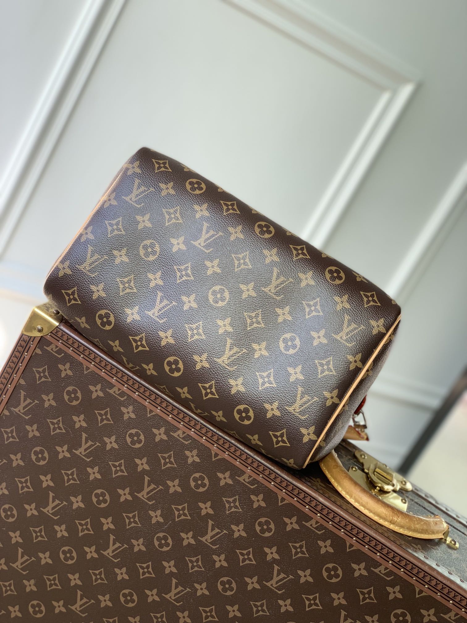 图片[4]-P1960 LV M12803
Speedy Soft 30 Crafty 手袋以惬意之姿相伴旅途Monclerogram 涂层帆布带来柔软质感皮革内衬与钥匙包融入瞩目笔触登机牌和硬箱装饰彰显玩趣巧思拉链内袋可妥善存放护照和其他重要物品Toron 手柄再添华美一笔
21 x 17 x 30 厘米
(高 x 宽 x 长度)-高仿包包