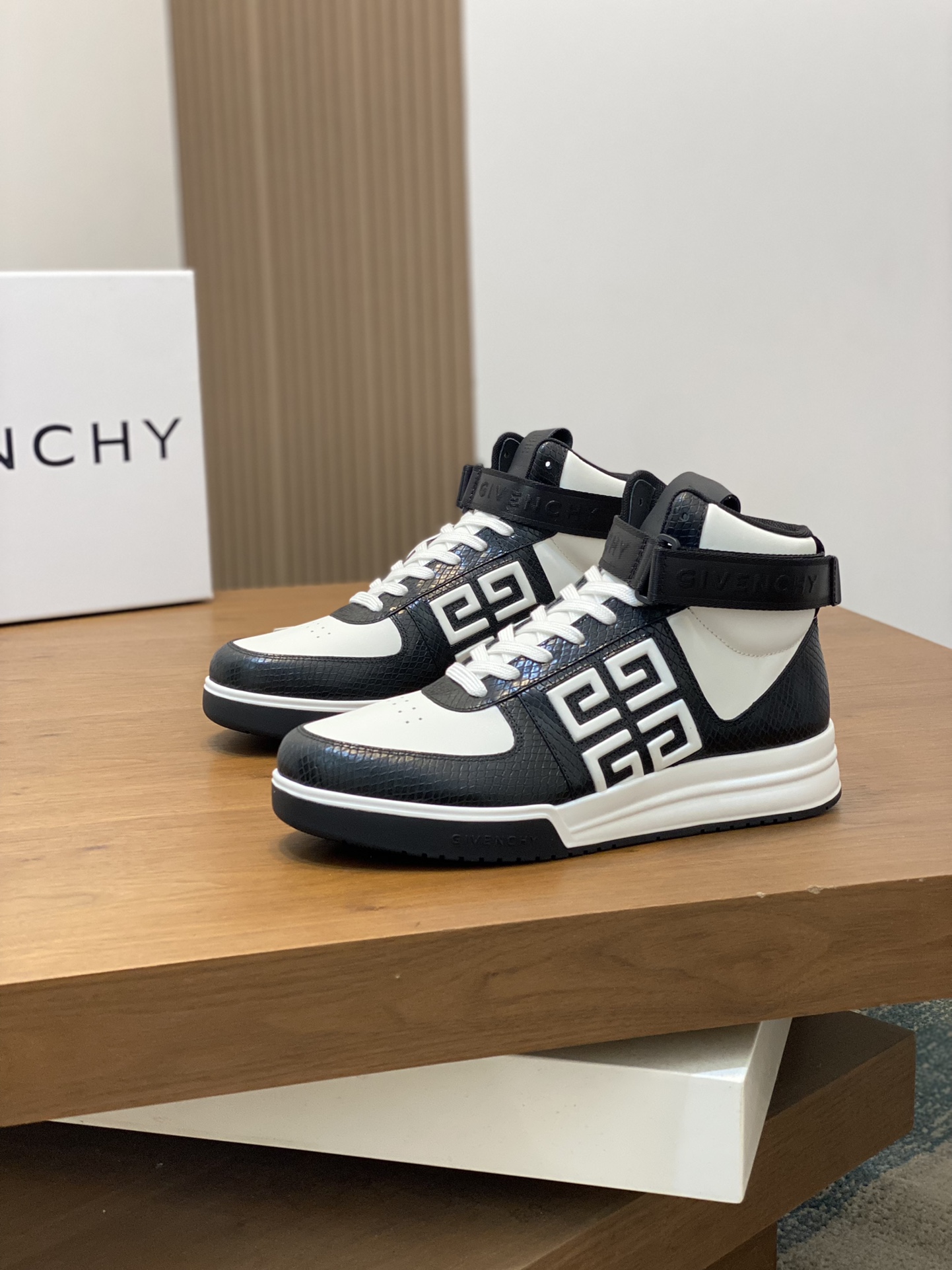 P960 Givenchy black and white men's high-top jogging sneakers imported head layer cowhide leather upper perforated design breathable and comfortable tongue embossed 4G LOGO embroidery TPU lightweight sole on the effect of the foot handsome and stylish heightening to enhance the atmosphere of the field of simple and fashionable versatile boutique!Size: 39-44 (38.45 custom)-High quality replica handbags