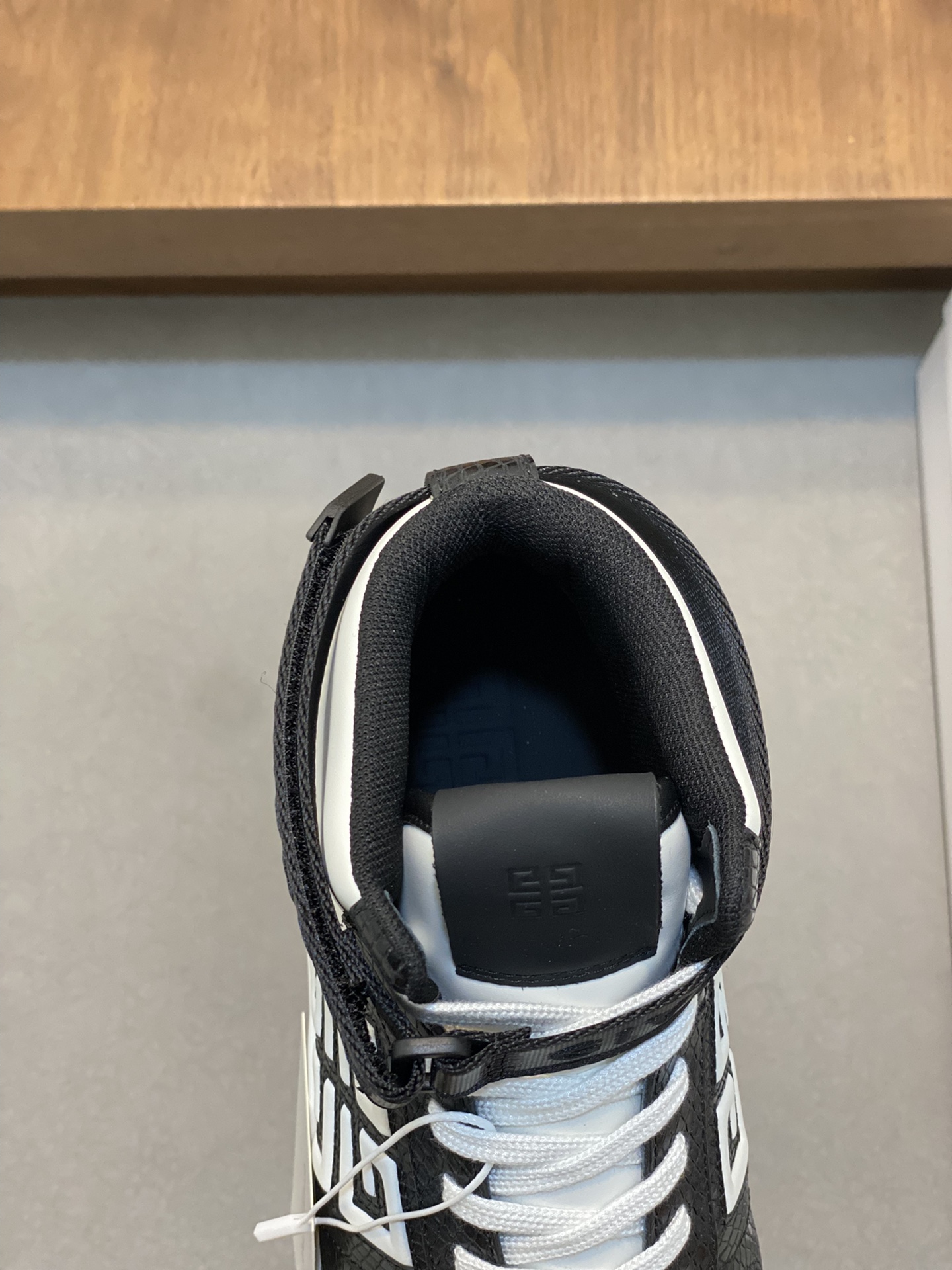 P960 Givenchy black and white men's high-top jogging sneakers imported head layer cowhide leather upper perforated design breathable and comfortable tongue embossed 4G LOGO embroidery TPU lightweight sole on the effect of the foot handsome and stylish heightening to enhance the atmosphere of the field of simple and fashionable versatile boutique!Size: 39-44 (38.45 custom)-High quality replica handbags