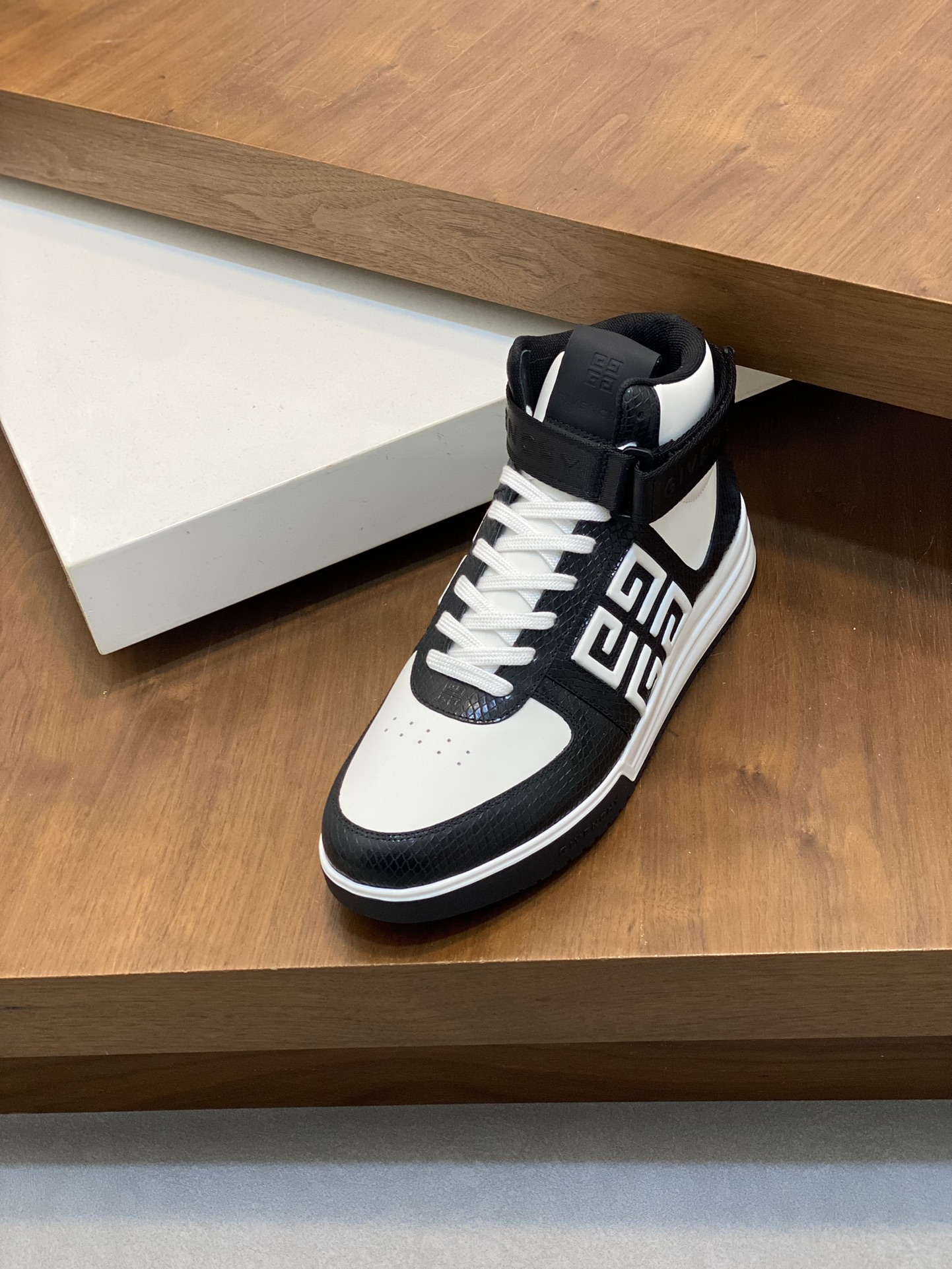 P960 Givenchy black and white men's high-top jogging sneakers imported head layer cowhide leather upper perforated design breathable and comfortable tongue embossed 4G LOGO embroidery TPU lightweight sole on the effect of the foot handsome and stylish heightening to enhance the atmosphere of the field of simple and fashionable versatile boutique!Size: 39-44 (38.45 custom)-High quality replica handbags