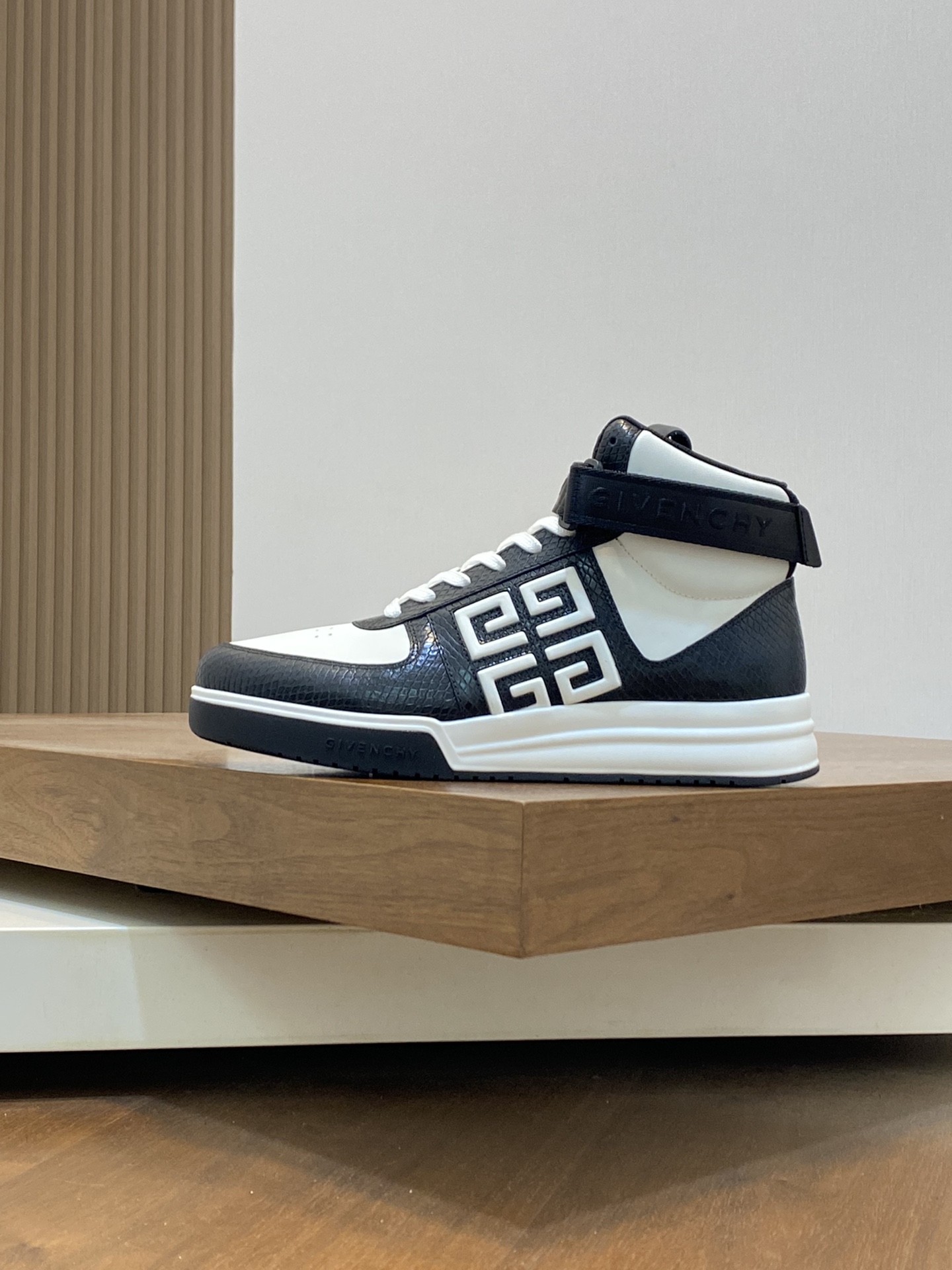 P960 Givenchy black and white men's high-top jogging sneakers imported head layer cowhide leather upper perforated design breathable and comfortable tongue embossed 4G LOGO embroidery TPU lightweight sole on the effect of the foot handsome and stylish heightening to enhance the atmosphere of the field of simple and fashionable versatile boutique!Size: 39-44 (38.45 custom)-High quality replica handbags