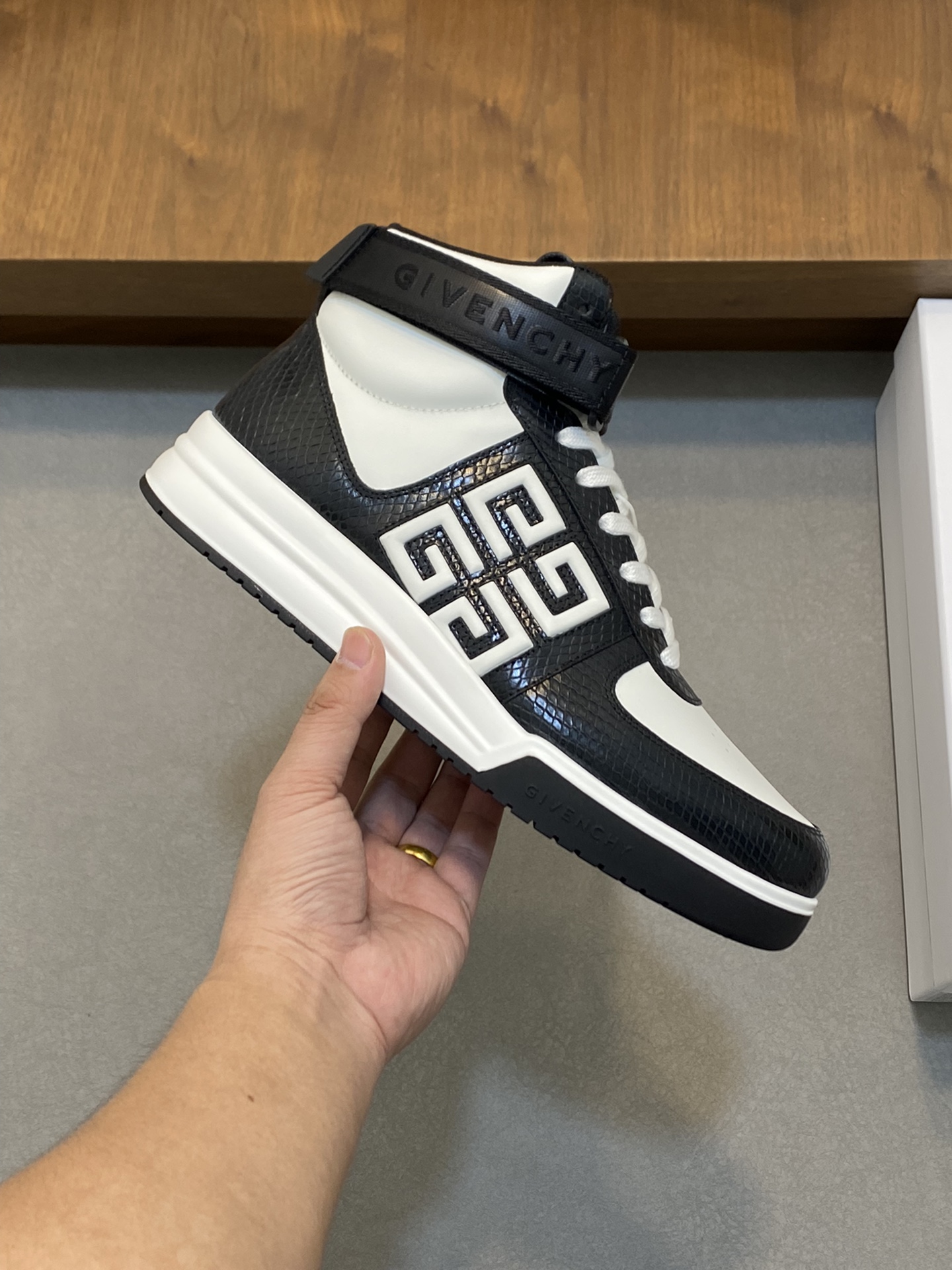 P960 Givenchy black and white men's high-top jogging sneakers imported head layer cowhide leather upper perforated design breathable and comfortable tongue embossed 4G LOGO embroidery TPU lightweight sole on the effect of the foot handsome and stylish heightening to enhance the atmosphere of the field of simple and fashionable versatile boutique!Size: 39-44 (38.45 custom)-High quality replica handbags