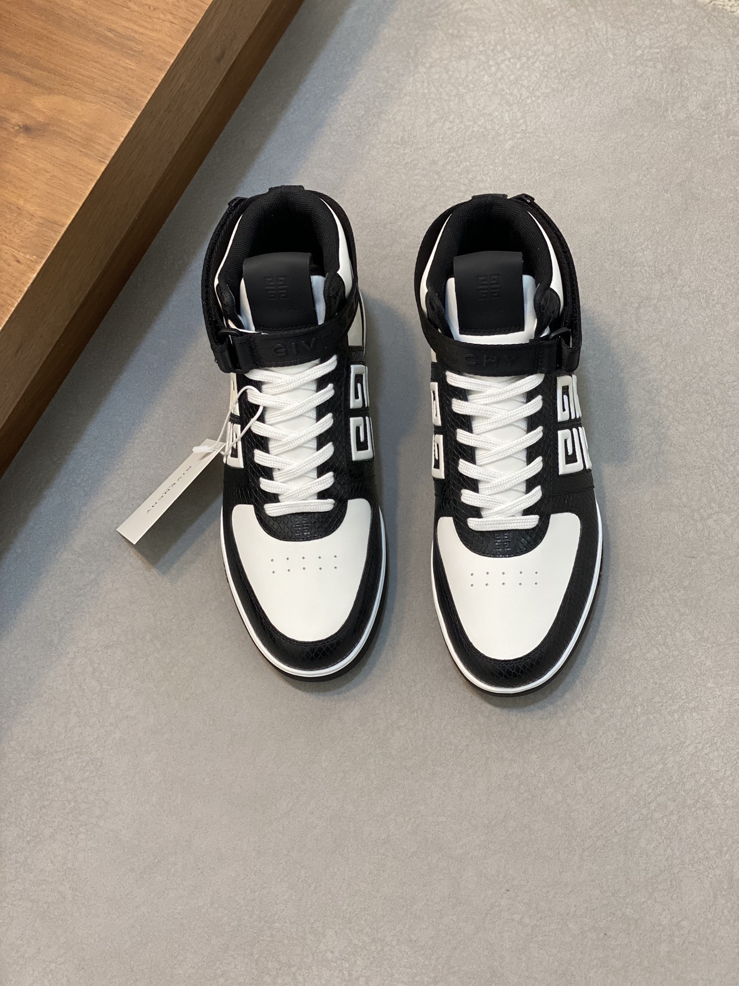 P960 Givenchy black and white men's high-top jogging sneakers imported head layer cowhide leather upper perforated design breathable and comfortable tongue embossed 4G LOGO embroidery TPU lightweight sole on the effect of the foot handsome and stylish heightening to enhance the atmosphere of the field of simple and fashionable versatile boutique!Size: 39-44 (38.45 custom)-High quality replica handbags