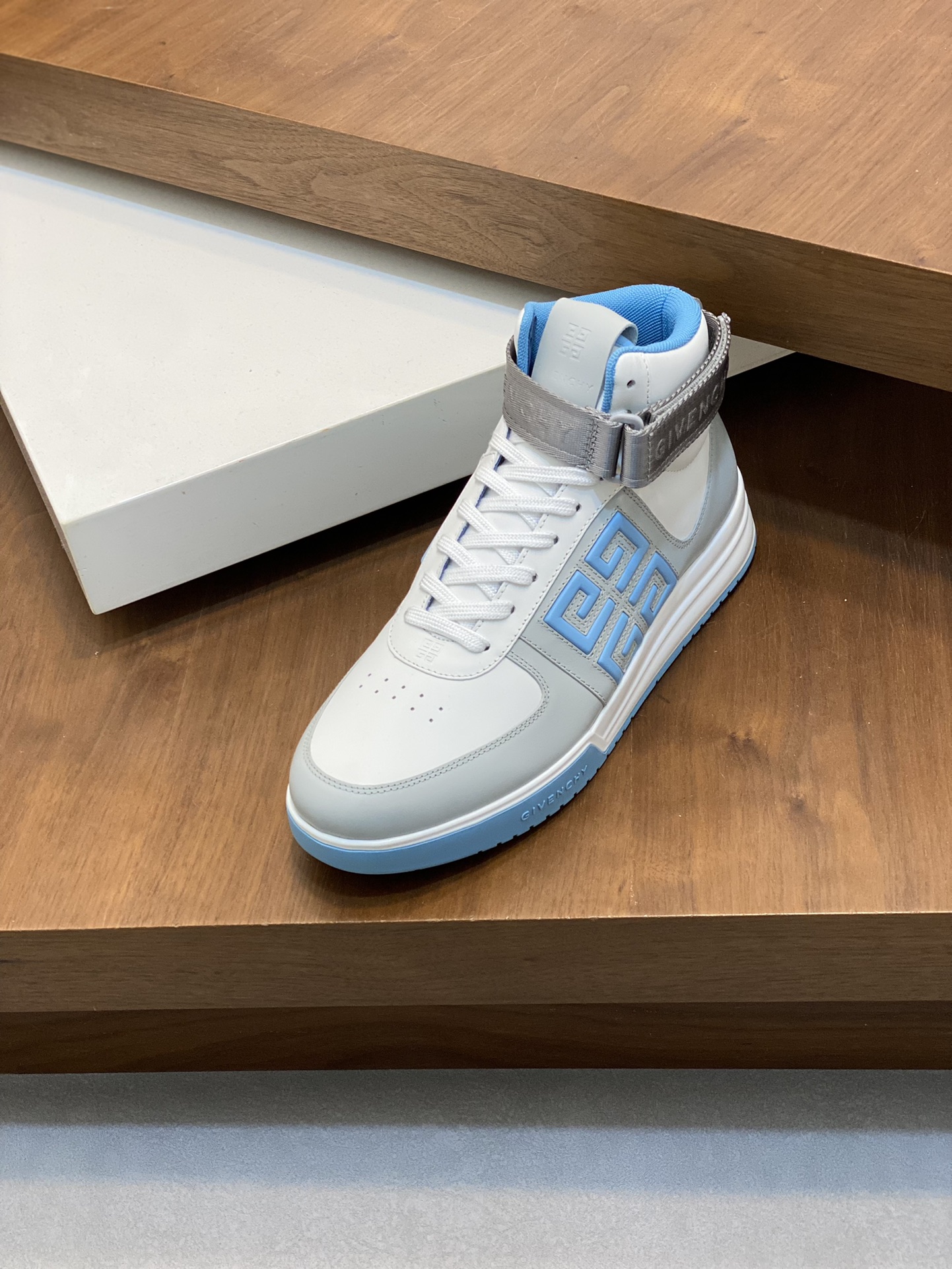 P960 Givenchy sky blue men's high-top jogging sneakers imported head layer cowhide leather upper perforated design breathable and comfortable tongue embossed 4G LOGO embroidery TPU lightweight sole on the effect of the foot handsome and stylish heightening to enhance the atmosphere of the field of simple and fashionable versatile boutique!Size: 39-44 (38.45 custom)-High quality replica handbags