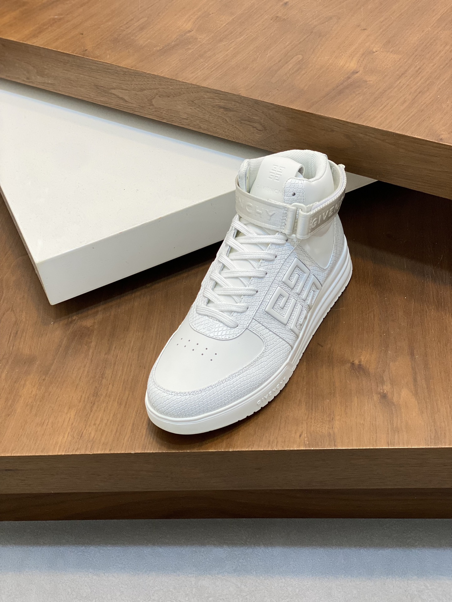 P960 Givenchy white men's high-top jogging sneakers imported head layer cowhide leather upper perforated design breathable and comfortable tongue embossed 4G LOGO embroidery TPU lightweight sole on the effect of the foot handsome and stylish height increase to enhance the atmosphere of the field of simple and fashionable versatile boutique!Size: 39-44 (38.45 custom)-High quality replica handbags