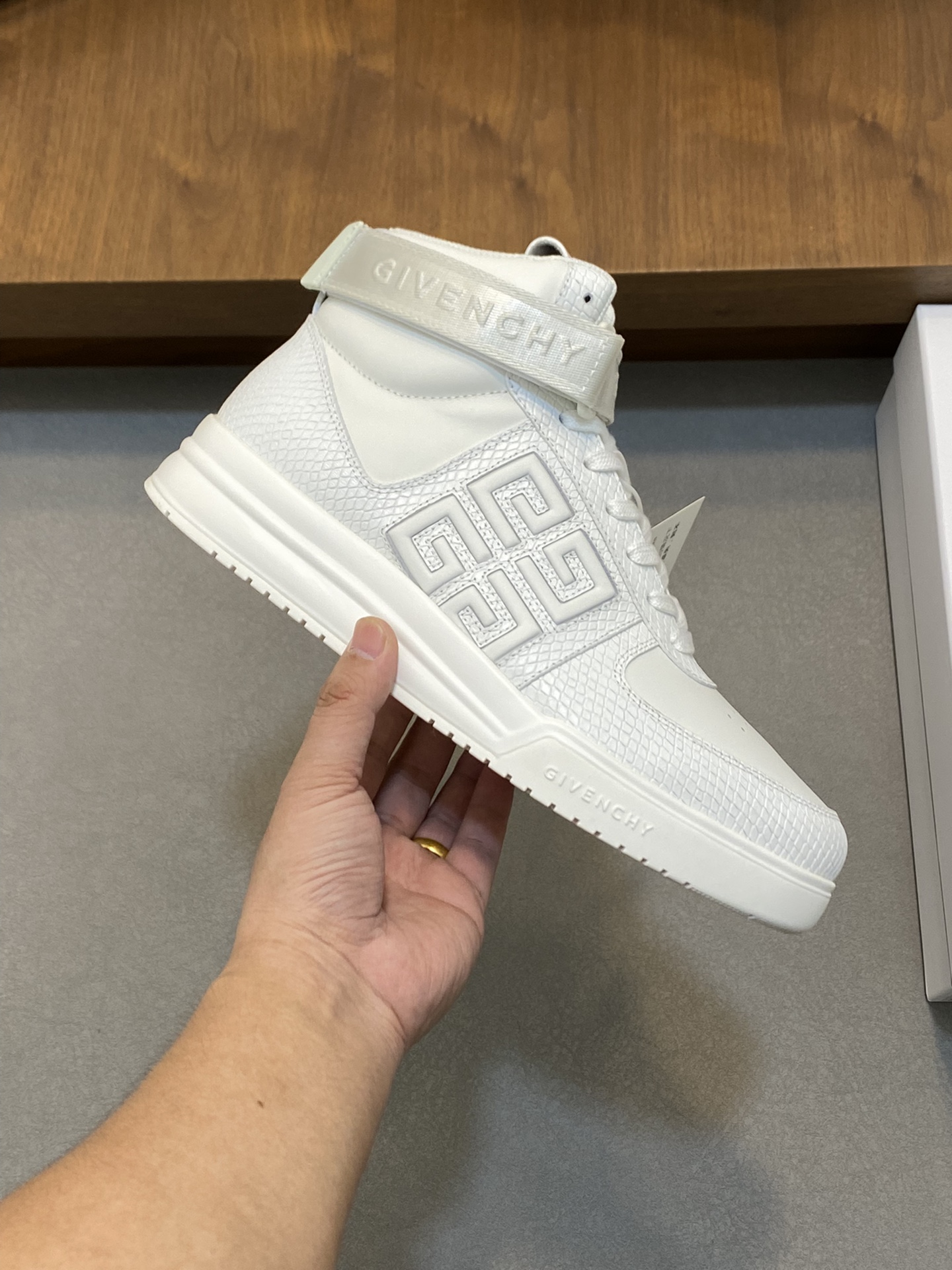 P960 Givenchy white men's high-top jogging sneakers imported head layer cowhide leather upper perforated design breathable and comfortable tongue embossed 4G LOGO embroidery TPU lightweight sole on the effect of the foot handsome and stylish height increase to enhance the atmosphere of the field of simple and fashionable versatile boutique!Size: 39-44 (38.45 custom)-High quality replica handbags