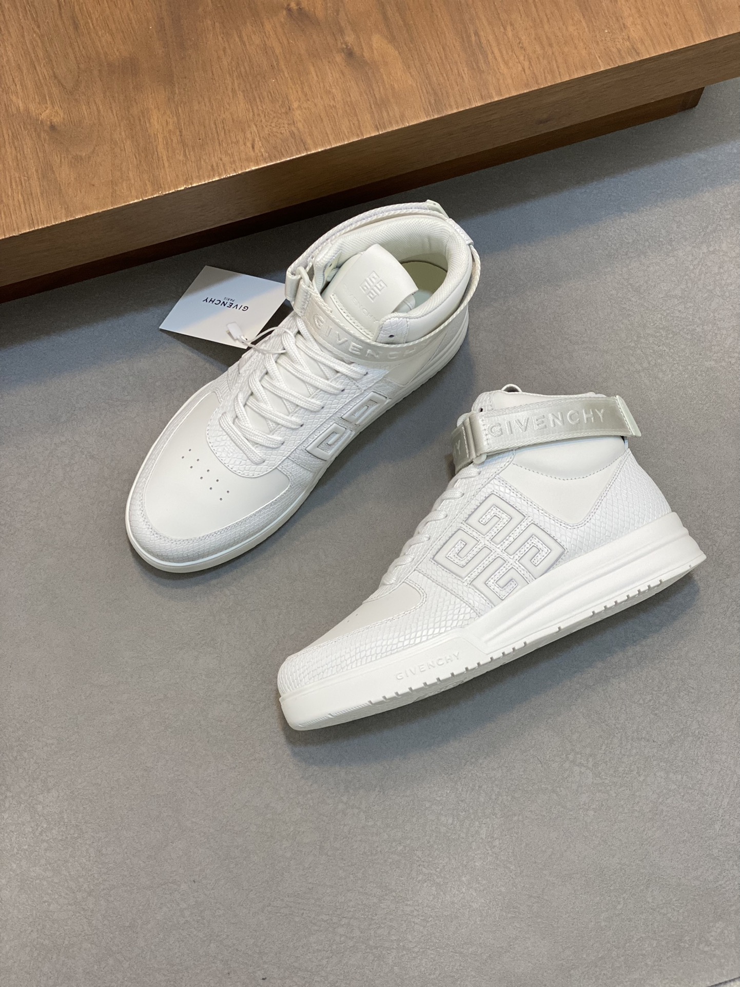 P960 Givenchy white men's high-top jogging sneakers imported head layer cowhide leather upper perforated design breathable and comfortable tongue embossed 4G LOGO embroidery TPU lightweight sole on the effect of the foot handsome and stylish height increase to enhance the atmosphere of the field of simple and fashionable versatile boutique!Size: 39-44 (38.45 custom)-High quality replica handbags