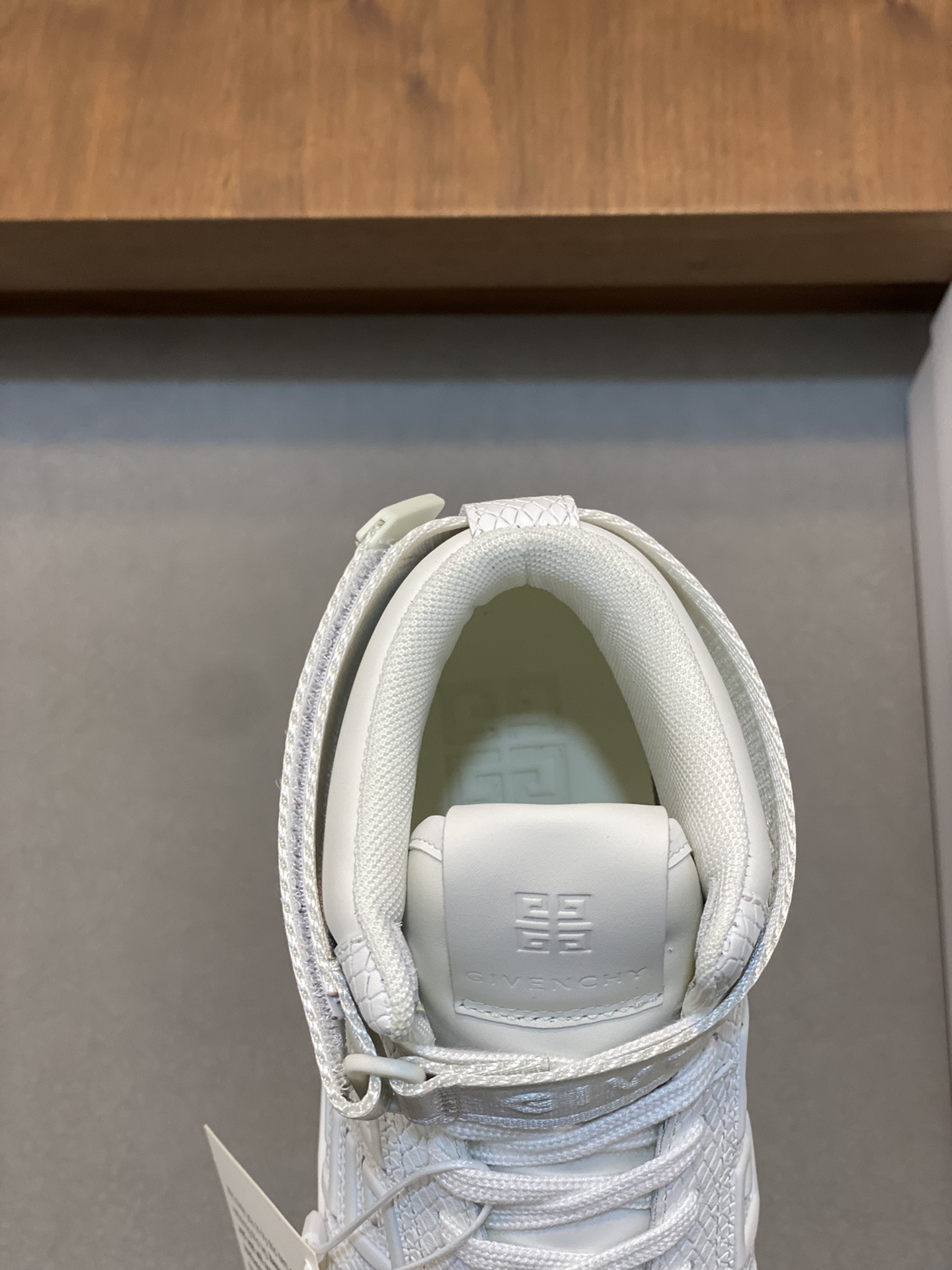 P960 Givenchy white men's high-top jogging sneakers imported head layer cowhide leather upper perforated design breathable and comfortable tongue embossed 4G LOGO embroidery TPU lightweight sole on the effect of the foot handsome and stylish height increase to enhance the atmosphere of the field of simple and fashionable versatile boutique!Size: 39-44 (38.45 custom)-High quality replica handbags