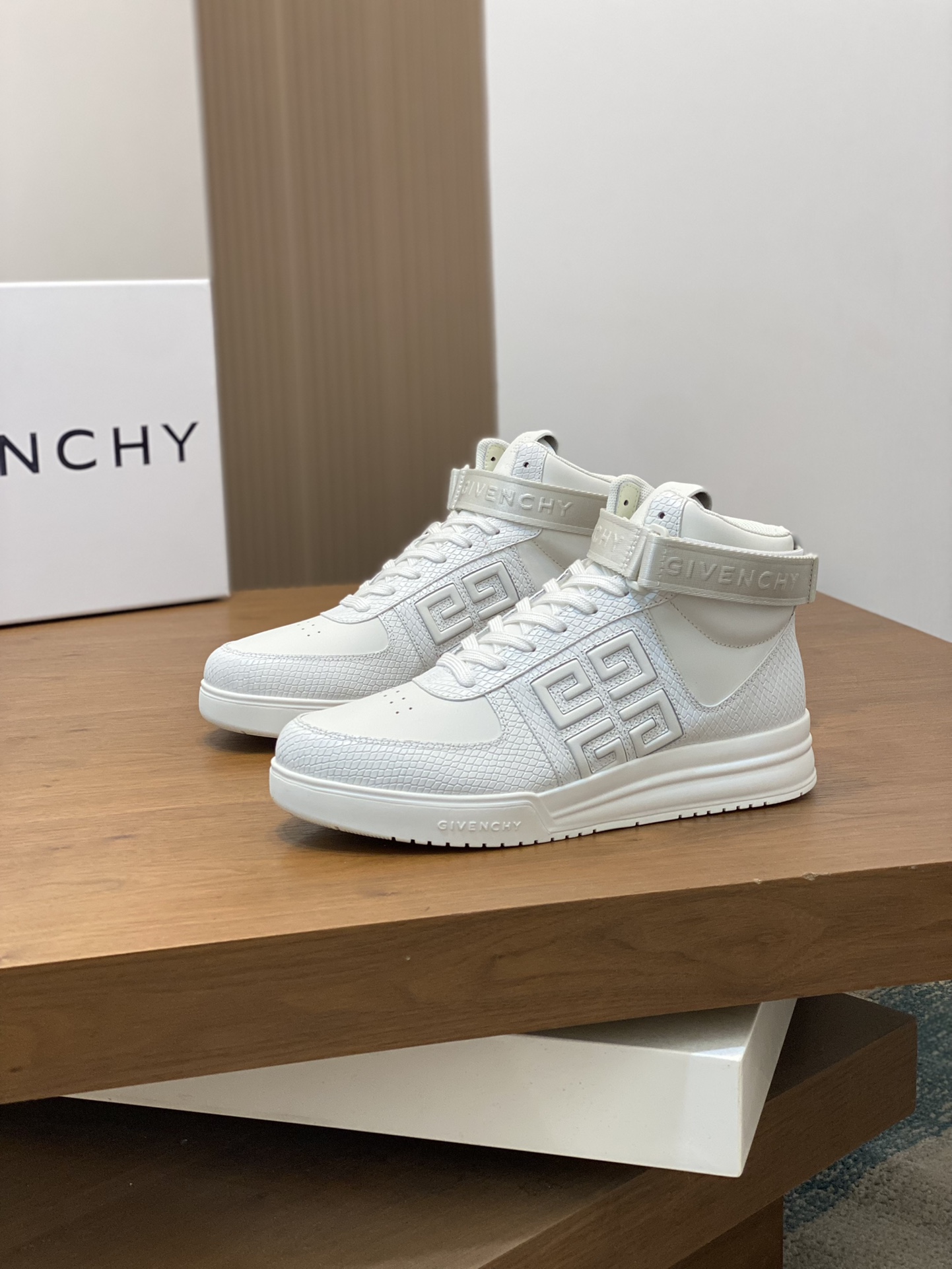 P960 Givenchy white men's high-top jogging sneakers imported head layer cowhide leather upper perforated design breathable and comfortable tongue embossed 4G LOGO embroidery TPU lightweight sole on the effect of the foot handsome and stylish height increase to enhance the atmosphere of the field of simple and fashionable versatile boutique!Size: 39-44 (38.45 custom)-High quality replica handbags
