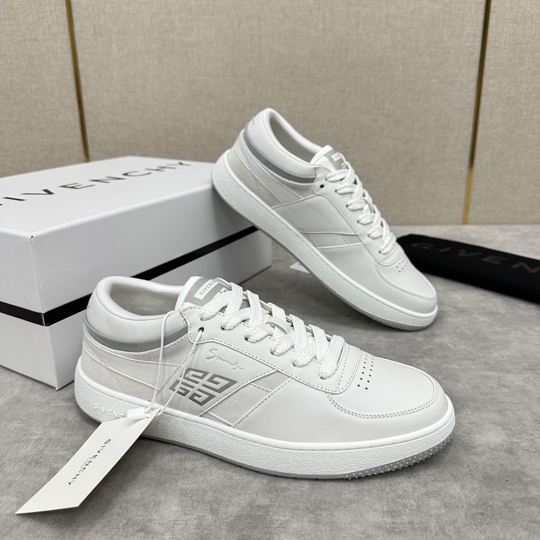 图片[2]-纪梵希  Givenchy       重磅线上首发       全新G MoVE MonclerOGRAM 低帮运动鞋              灵感来源于八十年代的网球鞋简约舒适与运动态度同步  采用进口牛皮拼接撞色 G 字印花牛仔布   鞋头饰以透气冲孔     侧面饰以立体 4G logo 图案     鞋舌与后跟饰以Givenchy  4G LOGO标签    漆皮条拼接点缀增强时尚潮流  后帮加衬增加舒适感      内里小牛皮打造    独立一体牛皮乳胶垫    原版开模橡胶底   轻便舒适 ！  多色可选！

标准专柜码数：39～44#      （38.45🉑定做）  拼牛仔布款 P¥760       全皮款P¥800-高仿包包