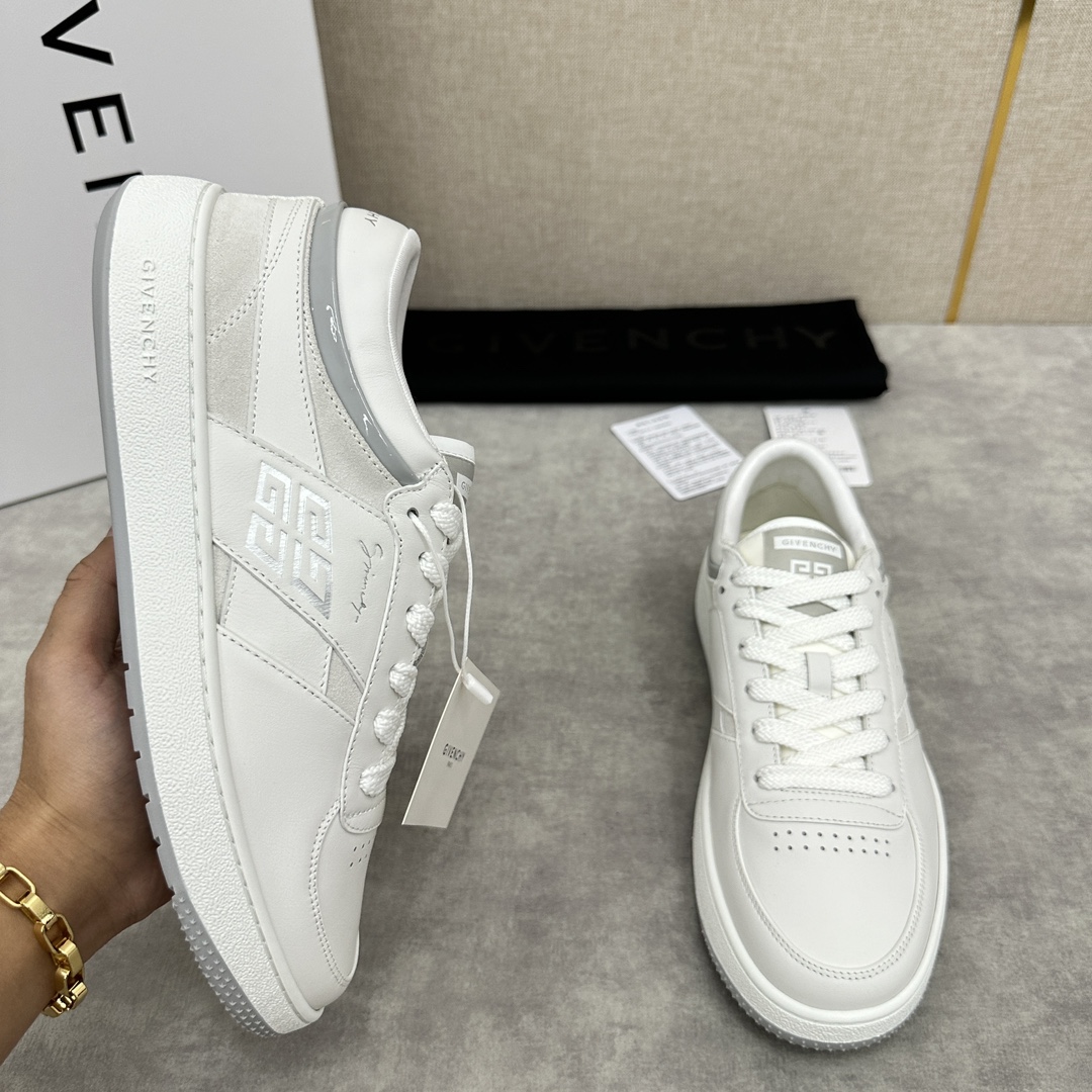 图片[4]-纪梵希  Givenchy       重磅线上首发       全新G MoVE MonclerOGRAM 低帮运动鞋              灵感来源于八十年代的网球鞋简约舒适与运动态度同步  采用进口牛皮拼接撞色 G 字印花牛仔布   鞋头饰以透气冲孔     侧面饰以立体 4G logo 图案     鞋舌与后跟饰以Givenchy  4G LOGO标签    漆皮条拼接点缀增强时尚潮流  后帮加衬增加舒适感      内里小牛皮打造    独立一体牛皮乳胶垫    原版开模橡胶底   轻便舒适 ！  多色可选！

标准专柜码数：39～44#      （38.45🉑定做）  拼牛仔布款 P¥760       全皮款P¥800-高仿包包