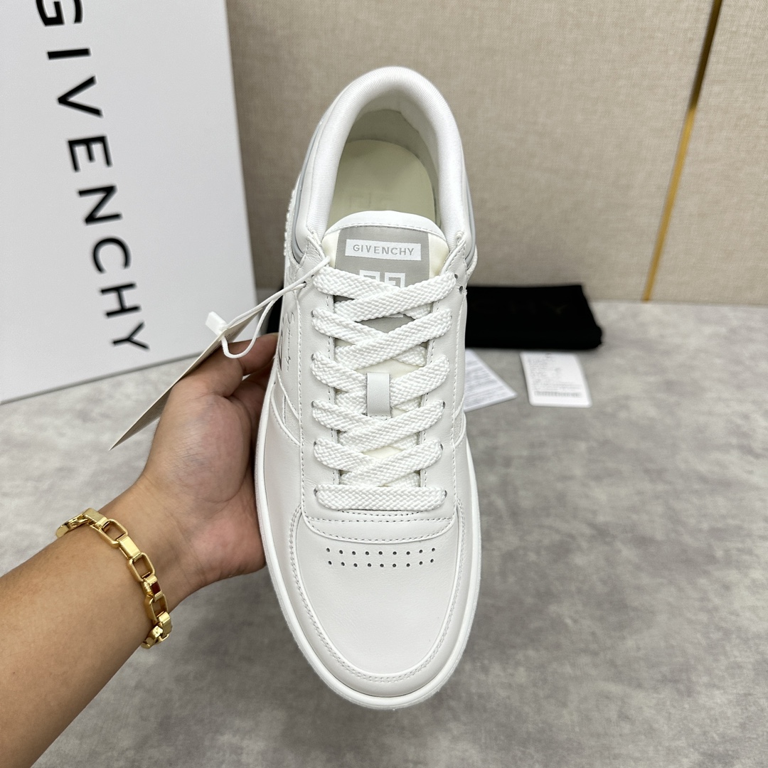 图片[5]-纪梵希  Givenchy       重磅线上首发       全新G MoVE MonclerOGRAM 低帮运动鞋              灵感来源于八十年代的网球鞋简约舒适与运动态度同步  采用进口牛皮拼接撞色 G 字印花牛仔布   鞋头饰以透气冲孔     侧面饰以立体 4G logo 图案     鞋舌与后跟饰以Givenchy  4G LOGO标签    漆皮条拼接点缀增强时尚潮流  后帮加衬增加舒适感      内里小牛皮打造    独立一体牛皮乳胶垫    原版开模橡胶底   轻便舒适 ！  多色可选！

标准专柜码数：39～44#      （38.45🉑定做）  拼牛仔布款 P¥760       全皮款P¥800-高仿包包