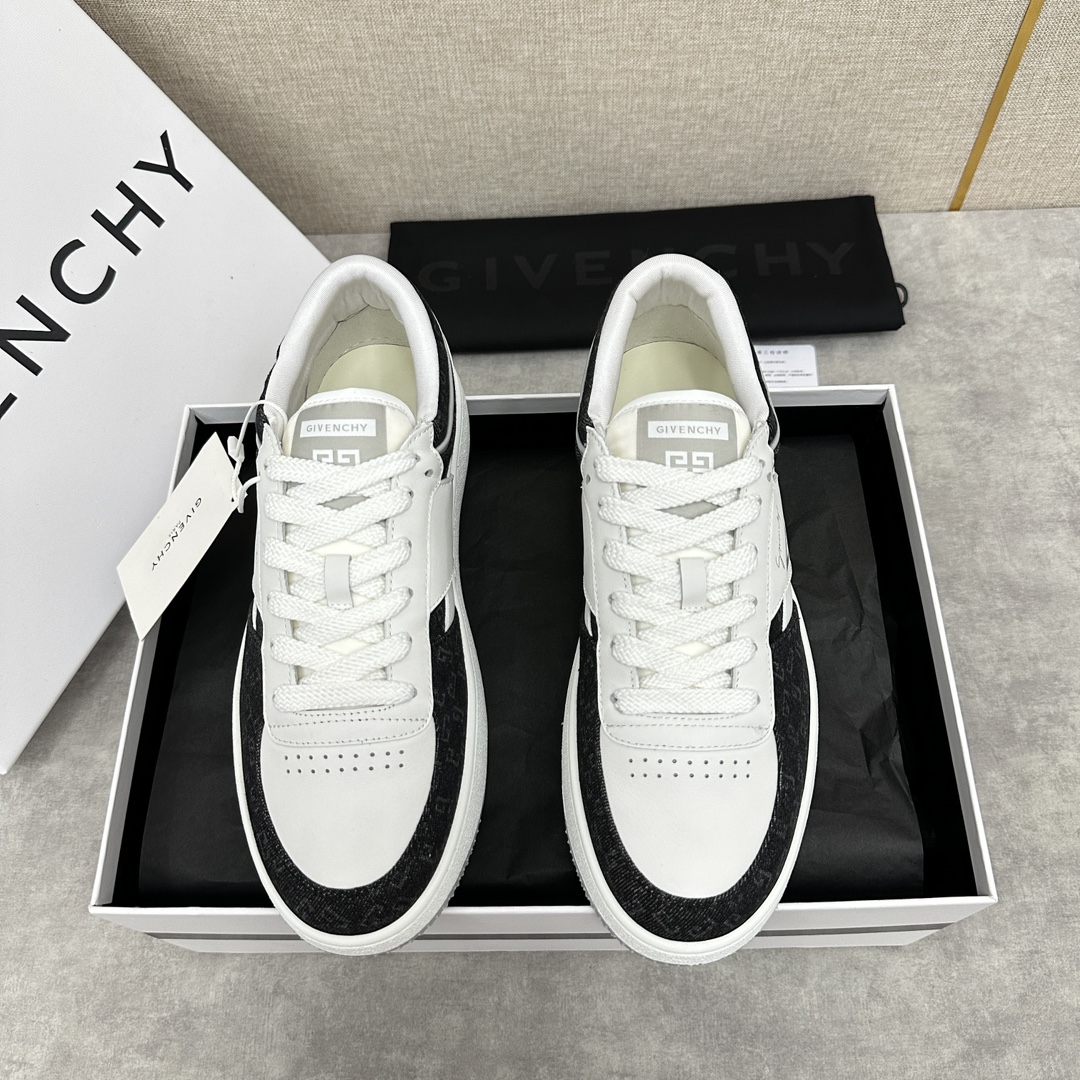 纪梵希  Givenchy       重磅线上首发       全新G MoVE MonclerOGRAM 低帮运动鞋              灵感来源于八十年代的网球鞋简约舒适与运动态度同步  采用进口牛皮拼接撞色 G 字印花牛仔布   鞋头饰以透气冲孔     侧面饰以立体 4G logo 图案     鞋舌与后跟饰以Givenchy  4G LOGO标签    漆皮条拼接点缀增强时尚潮流  后帮加衬增加舒适感      内里小牛皮打造    独立一体牛皮乳胶垫    原版开模橡胶底   轻便舒适 ！  多色可选！

标准专柜码数：39～44#      （38.45🉑定做）  拼牛仔布款 P¥760       全皮款P¥800-高仿包包