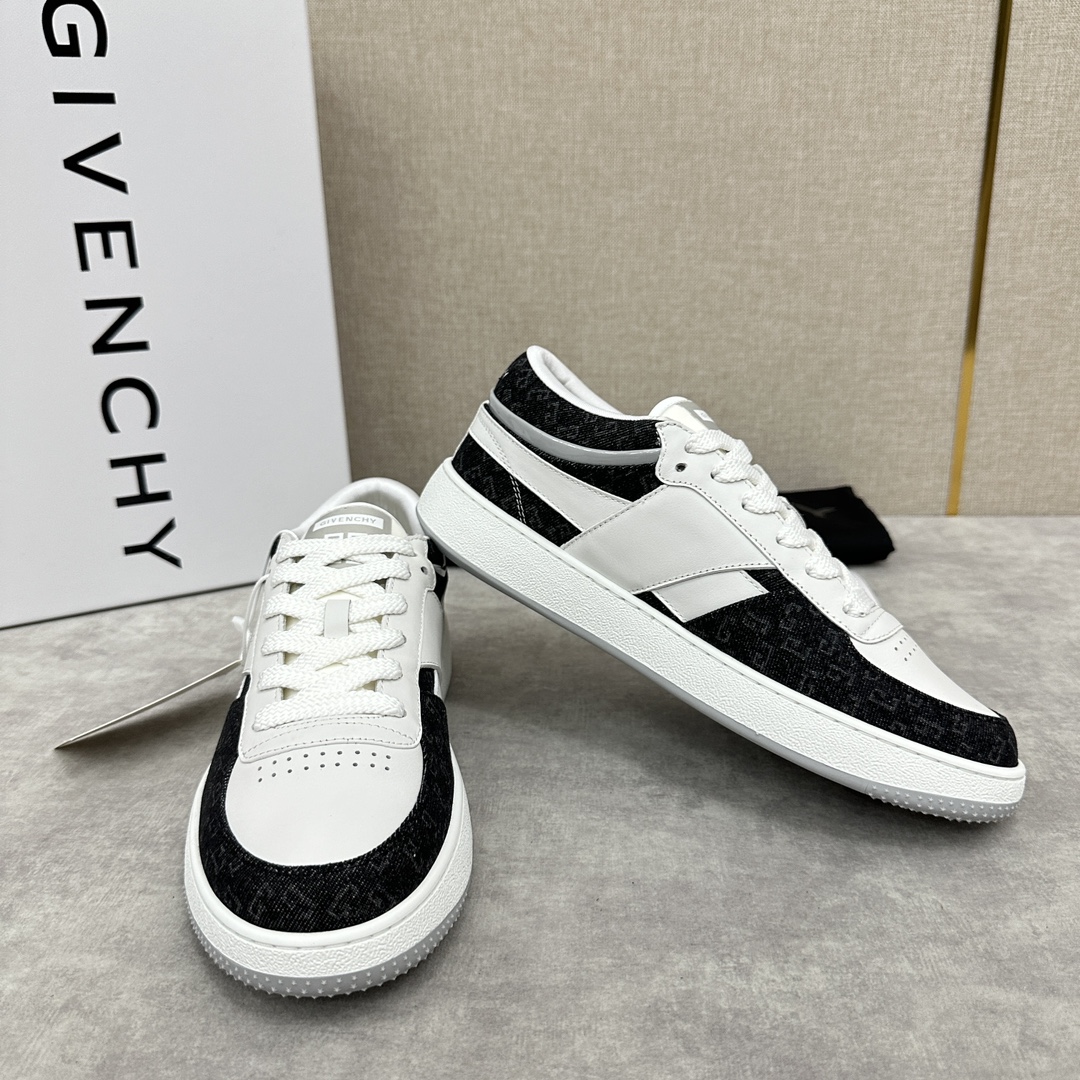图片[7]-纪梵希  Givenchy       重磅线上首发       全新G MoVE MonclerOGRAM 低帮运动鞋              灵感来源于八十年代的网球鞋简约舒适与运动态度同步  采用进口牛皮拼接撞色 G 字印花牛仔布   鞋头饰以透气冲孔     侧面饰以立体 4G logo 图案     鞋舌与后跟饰以Givenchy  4G LOGO标签    漆皮条拼接点缀增强时尚潮流  后帮加衬增加舒适感      内里小牛皮打造    独立一体牛皮乳胶垫    原版开模橡胶底   轻便舒适 ！  多色可选！

标准专柜码数：39～44#      （38.45🉑定做）  拼牛仔布款 P¥760       全皮款P¥800-高仿包包