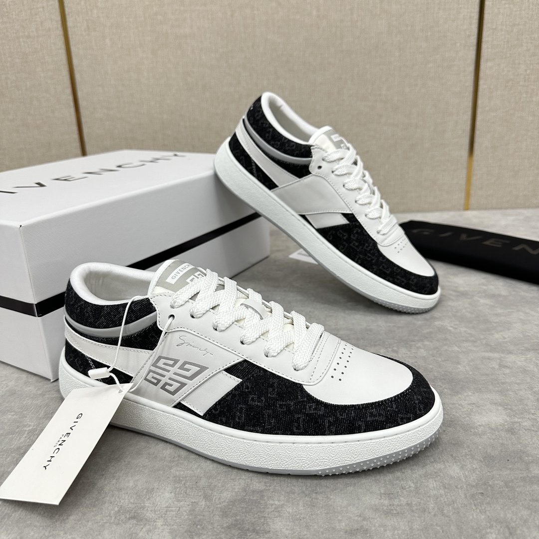 图片[2]-纪梵希  Givenchy       重磅线上首发       全新G MoVE MonclerOGRAM 低帮运动鞋              灵感来源于八十年代的网球鞋简约舒适与运动态度同步  采用进口牛皮拼接撞色 G 字印花牛仔布   鞋头饰以透气冲孔     侧面饰以立体 4G logo 图案     鞋舌与后跟饰以Givenchy  4G LOGO标签    漆皮条拼接点缀增强时尚潮流  后帮加衬增加舒适感      内里小牛皮打造    独立一体牛皮乳胶垫    原版开模橡胶底   轻便舒适 ！  多色可选！

标准专柜码数：39～44#      （38.45🉑定做）  拼牛仔布款 P¥760       全皮款P¥800-高仿包包