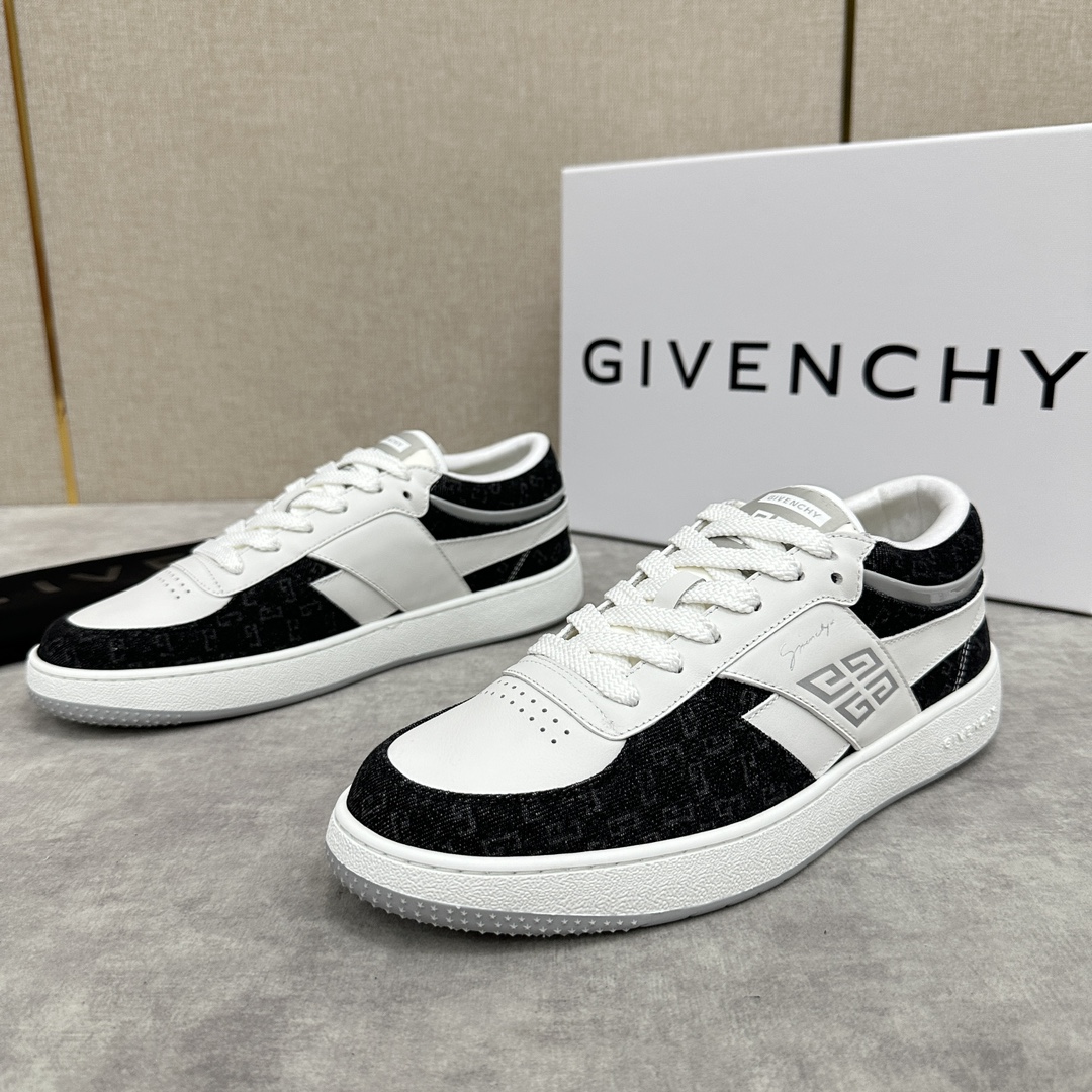 图片[6]-纪梵希  Givenchy       重磅线上首发       全新G MoVE MonclerOGRAM 低帮运动鞋              灵感来源于八十年代的网球鞋简约舒适与运动态度同步  采用进口牛皮拼接撞色 G 字印花牛仔布   鞋头饰以透气冲孔     侧面饰以立体 4G logo 图案     鞋舌与后跟饰以Givenchy  4G LOGO标签    漆皮条拼接点缀增强时尚潮流  后帮加衬增加舒适感      内里小牛皮打造    独立一体牛皮乳胶垫    原版开模橡胶底   轻便舒适 ！  多色可选！

标准专柜码数：39～44#      （38.45🉑定做）  拼牛仔布款 P¥760       全皮款P¥800-高仿包包