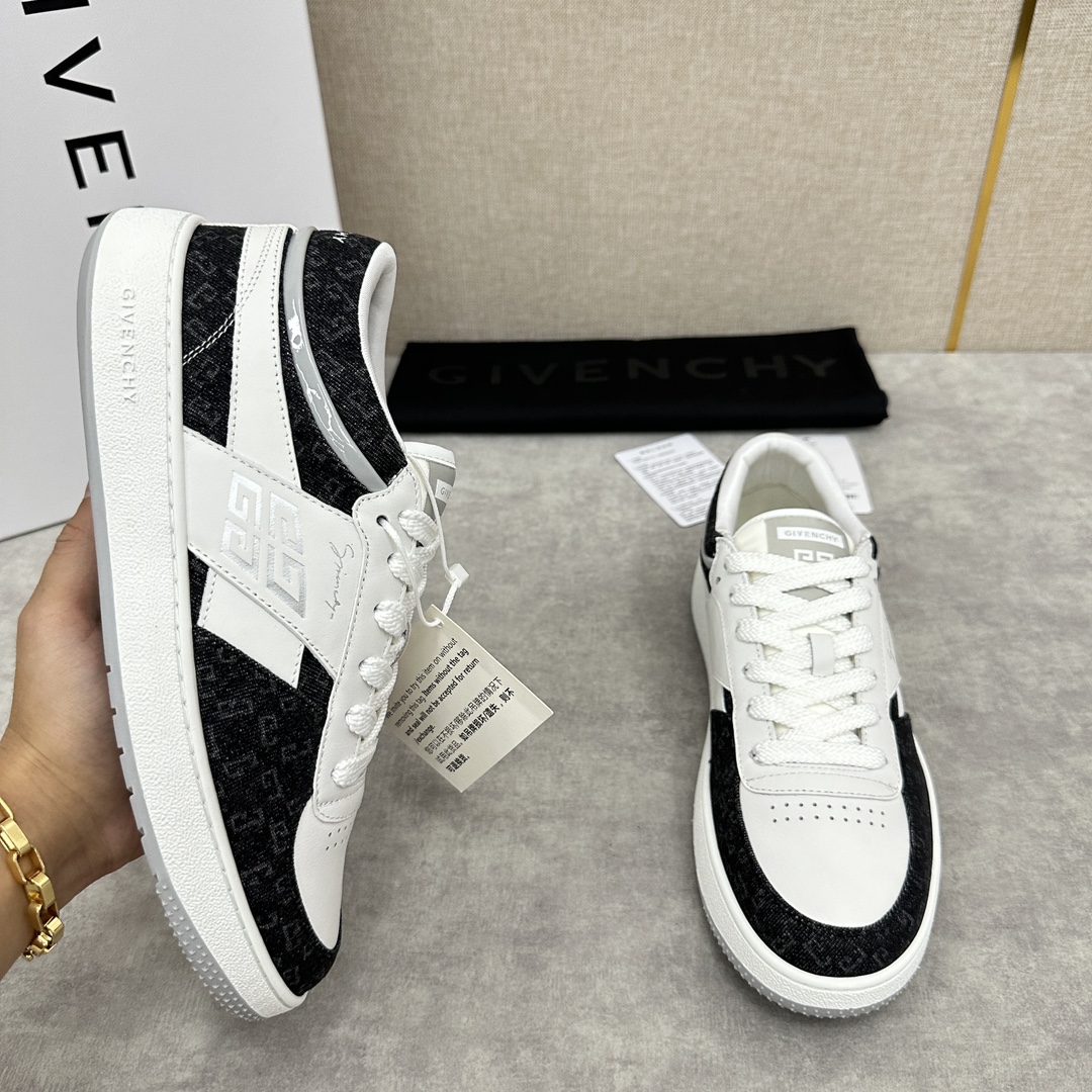 图片[4]-纪梵希  Givenchy       重磅线上首发       全新G MoVE MonclerOGRAM 低帮运动鞋              灵感来源于八十年代的网球鞋简约舒适与运动态度同步  采用进口牛皮拼接撞色 G 字印花牛仔布   鞋头饰以透气冲孔     侧面饰以立体 4G logo 图案     鞋舌与后跟饰以Givenchy  4G LOGO标签    漆皮条拼接点缀增强时尚潮流  后帮加衬增加舒适感      内里小牛皮打造    独立一体牛皮乳胶垫    原版开模橡胶底   轻便舒适 ！  多色可选！

标准专柜码数：39～44#      （38.45🉑定做）  拼牛仔布款 P¥760       全皮款P¥800-高仿包包