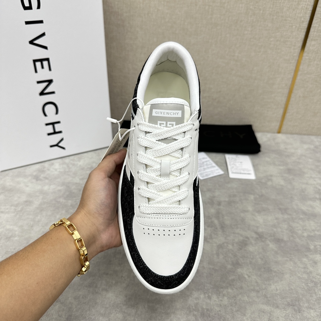 图片[5]-纪梵希  Givenchy       重磅线上首发       全新G MoVE MonclerOGRAM 低帮运动鞋              灵感来源于八十年代的网球鞋简约舒适与运动态度同步  采用进口牛皮拼接撞色 G 字印花牛仔布   鞋头饰以透气冲孔     侧面饰以立体 4G logo 图案     鞋舌与后跟饰以Givenchy  4G LOGO标签    漆皮条拼接点缀增强时尚潮流  后帮加衬增加舒适感      内里小牛皮打造    独立一体牛皮乳胶垫    原版开模橡胶底   轻便舒适 ！  多色可选！

标准专柜码数：39～44#      （38.45🉑定做）  拼牛仔布款 P¥760       全皮款P¥800-高仿包包