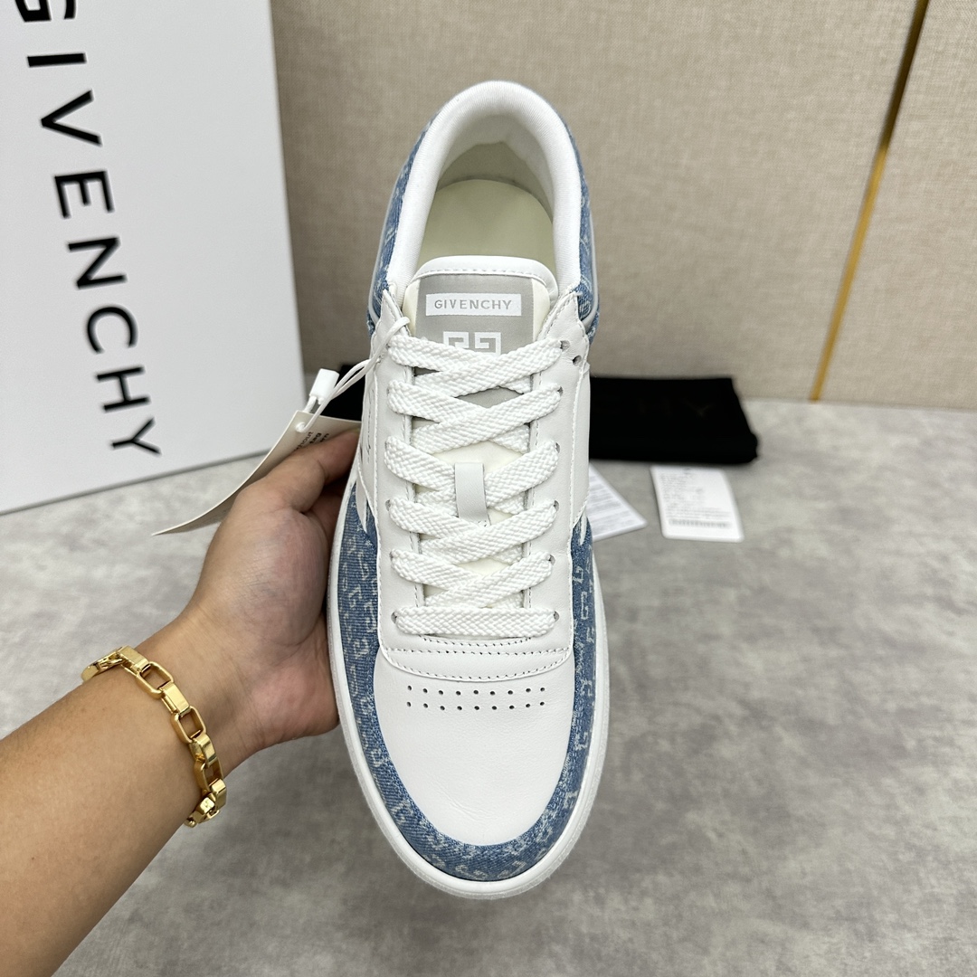 Givenchy Givenchy's first online launch of the new G MoVE MonclerOGRAM low-top sneaker inspired by the tennis shoes of the 80's. Simple, comfortable and sporty. Imported cowhide leather with contrasting G print denim, breathable perforations on the toe, 3-dimensional 4G logo on the side, Givenchy 4G logo label on the tongue and heel, patent leather stripes, stitching to enhance the fashion trend, and lining on the back for added comfort. Patchwork accents enhance the fashion trend Padded heel for added comfort Lined in calf leather Individual integrated cowhide latex cushions Original molded rubber sole Lightweight and comfortable!  Multi-color available! Standard counter size: 39 ~ 44# (38.45 🉑 customized) Patchwork denim models P ¥ 760 full leather models P ¥ 800-High Faux Bags