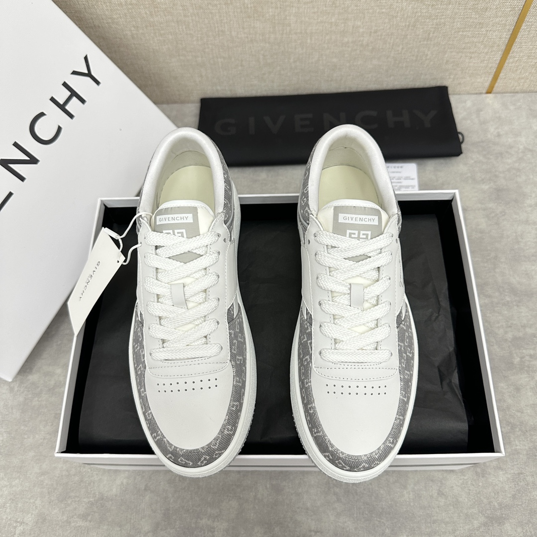 纪梵希  Givenchy              全新G MoVE MonclerOGRAM 低帮运动鞋              灵感来源于八十年代的网球鞋简约舒适与运动态度同步  采用进口牛皮拼接撞色 G 字印花牛仔布   鞋头饰以透气冲孔     侧面饰以立体 4G logo 图案     鞋舌与后跟饰以Givenchy  4G LOGO标签    漆皮条拼接点缀增强时尚潮流  后帮加衬增加舒适感      内里小牛皮打造    独立一体牛皮乳胶垫    原版开模橡胶底   轻便舒适 ！  多色可选！标准专柜码数：39～44#      （38.45🉑定做）  拼牛仔布款 P¥760       全皮款P¥800-高仿包包