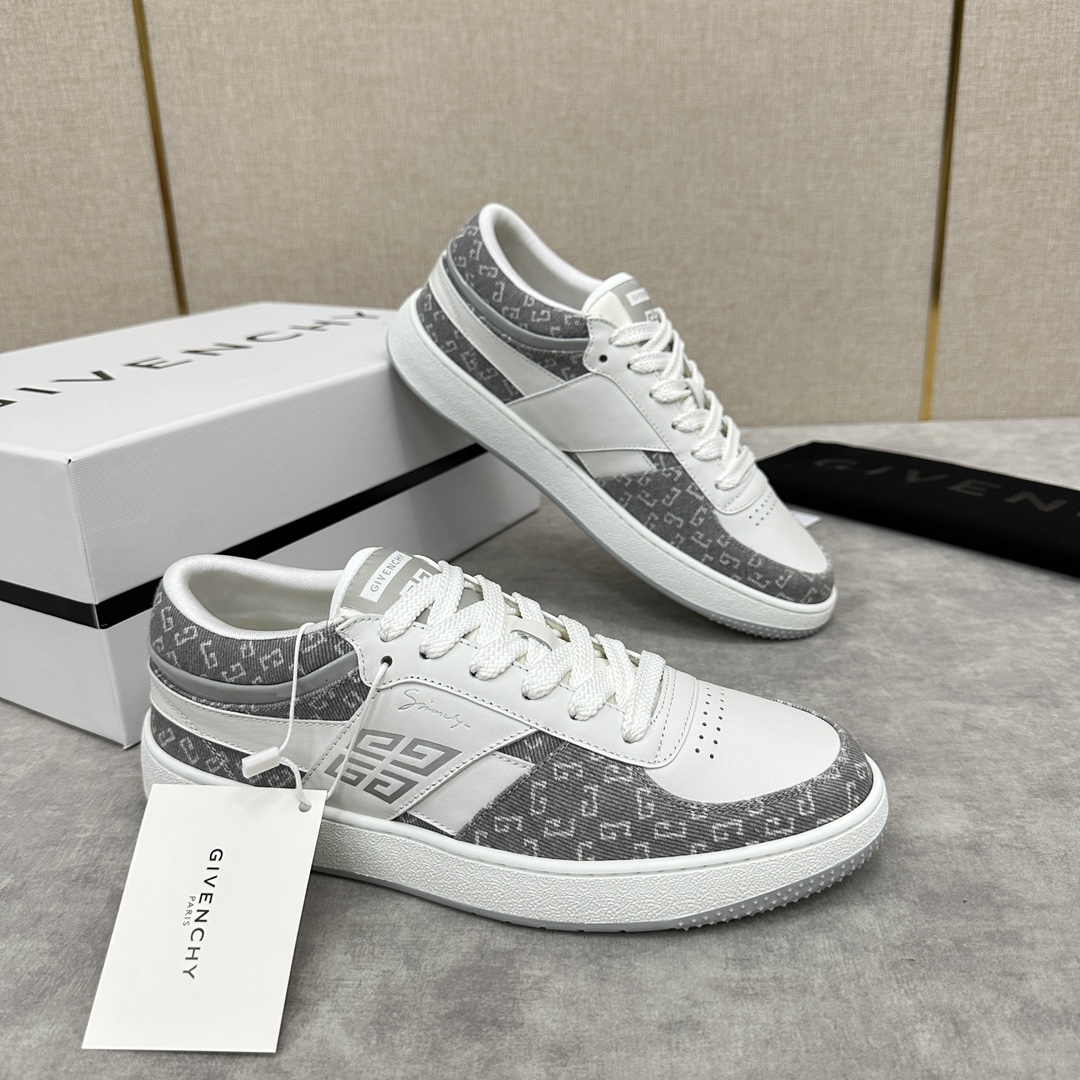 图片[2]-纪梵希  Givenchy              全新G MoVE MonclerOGRAM 低帮运动鞋              灵感来源于八十年代的网球鞋简约舒适与运动态度同步  采用进口牛皮拼接撞色 G 字印花牛仔布   鞋头饰以透气冲孔     侧面饰以立体 4G logo 图案     鞋舌与后跟饰以Givenchy  4G LOGO标签    漆皮条拼接点缀增强时尚潮流  后帮加衬增加舒适感      内里小牛皮打造    独立一体牛皮乳胶垫    原版开模橡胶底   轻便舒适 ！  多色可选！标准专柜码数：39～44#      （38.45🉑定做）  拼牛仔布款 P¥760       全皮款P¥800-高仿包包
