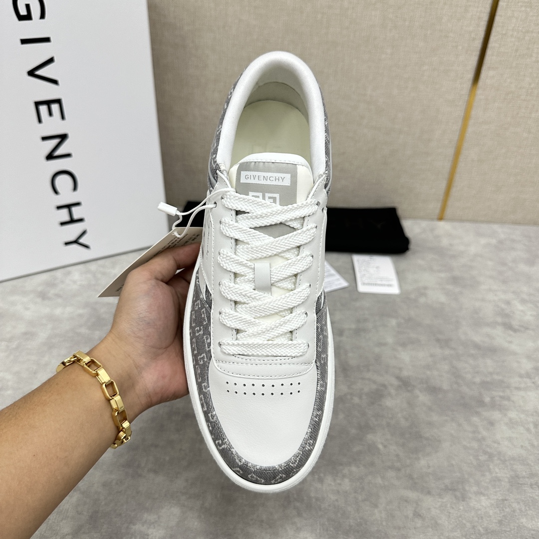 图片[5]-纪梵希  Givenchy              全新G MoVE MonclerOGRAM 低帮运动鞋              灵感来源于八十年代的网球鞋简约舒适与运动态度同步  采用进口牛皮拼接撞色 G 字印花牛仔布   鞋头饰以透气冲孔     侧面饰以立体 4G logo 图案     鞋舌与后跟饰以Givenchy  4G LOGO标签    漆皮条拼接点缀增强时尚潮流  后帮加衬增加舒适感      内里小牛皮打造    独立一体牛皮乳胶垫    原版开模橡胶底   轻便舒适 ！  多色可选！标准专柜码数：39～44#      （38.45🉑定做）  拼牛仔布款 P¥760       全皮款P¥800-高仿包包