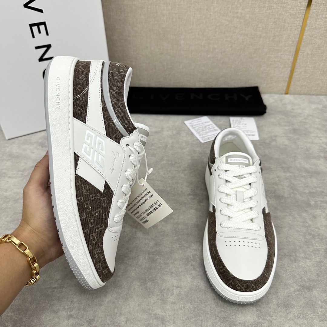 图片[4]-纪梵希  Givenchy       重磅线上首发       全新G MoVE MonclerOGRAM 低帮运动鞋              灵感来源于八十年代的网球鞋简约舒适与运动态度同步  采用进口牛皮拼接撞色 G 字印花牛仔布   鞋头饰以透气冲孔     侧面饰以立体 4G logo 图案     鞋舌与后跟饰以Givenchy  4G LOGO标签    漆皮条拼接点缀增强时尚潮流  后帮加衬增加舒适感      内里小牛皮打造    独立一体牛皮乳胶垫    原版开模橡胶底   轻便舒适 ！  多色可选！标准专柜码数：39～44#      （38.45🉑定做）  拼牛仔布款 P¥760       全皮款P¥800-高仿包包