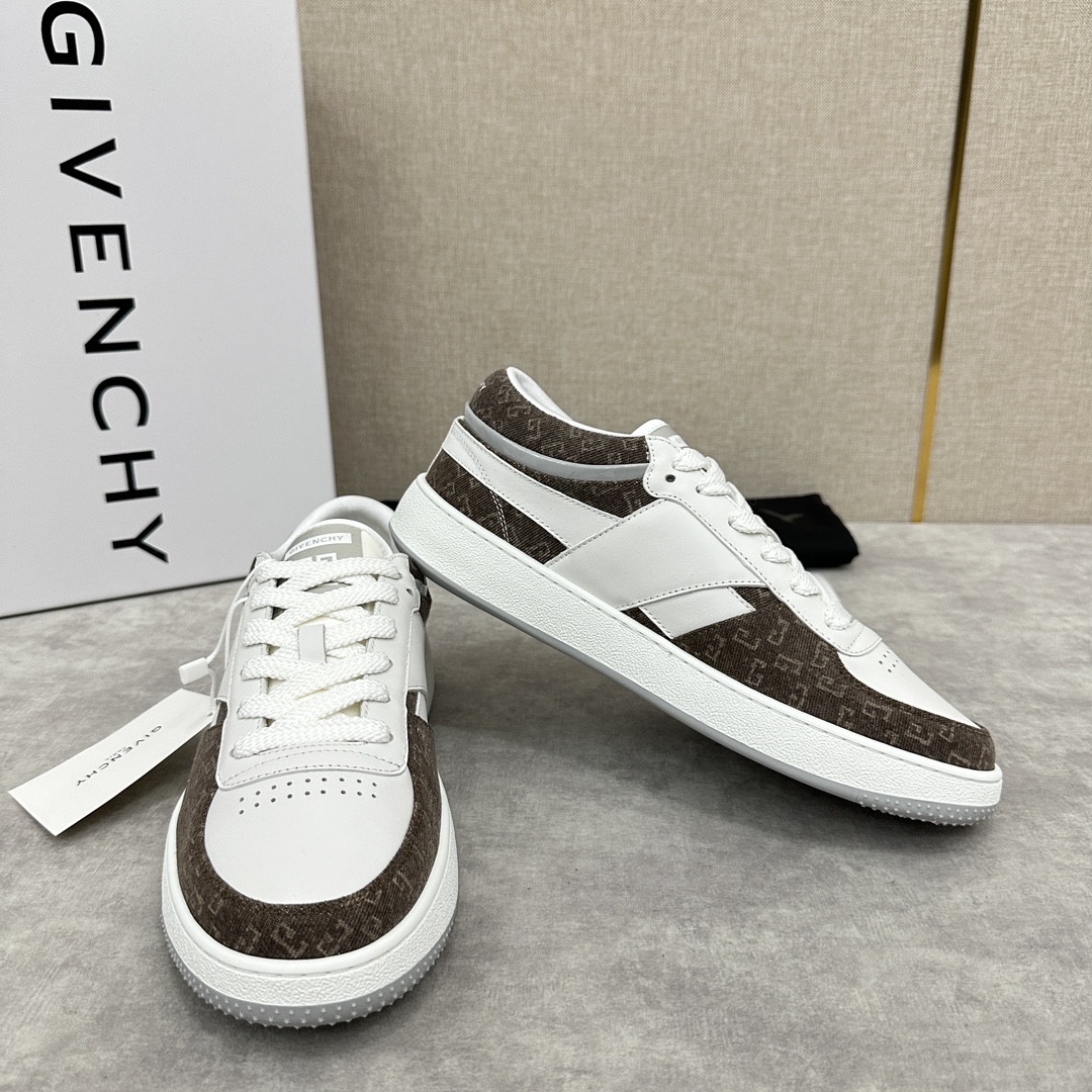 图片[7]-纪梵希  Givenchy       重磅线上首发       全新G MoVE MonclerOGRAM 低帮运动鞋              灵感来源于八十年代的网球鞋简约舒适与运动态度同步  采用进口牛皮拼接撞色 G 字印花牛仔布   鞋头饰以透气冲孔     侧面饰以立体 4G logo 图案     鞋舌与后跟饰以Givenchy  4G LOGO标签    漆皮条拼接点缀增强时尚潮流  后帮加衬增加舒适感      内里小牛皮打造    独立一体牛皮乳胶垫    原版开模橡胶底   轻便舒适 ！  多色可选！标准专柜码数：39～44#      （38.45🉑定做）  拼牛仔布款 P¥760       全皮款P¥800-高仿包包